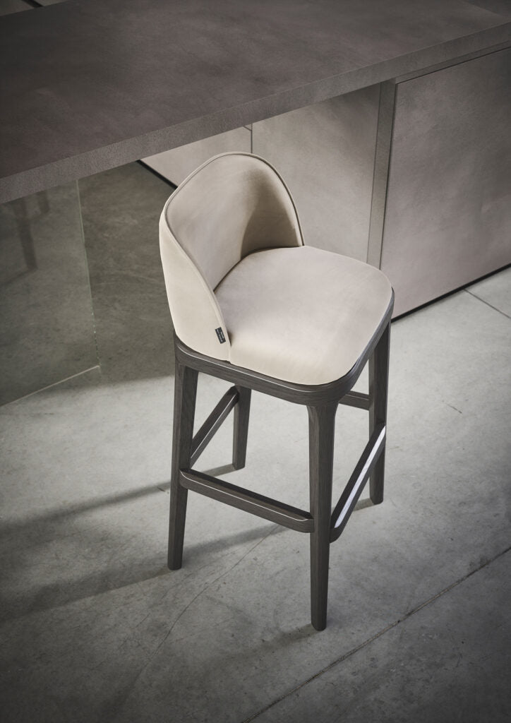 Tabouret DAMBLE – Confort élégant, silhouette architecturale - IMPERIAL LINE - La Maison MilanaiseTABOURETDAMBLE - 1H90xL46xP40cm Hauteur d'assise : 65cm