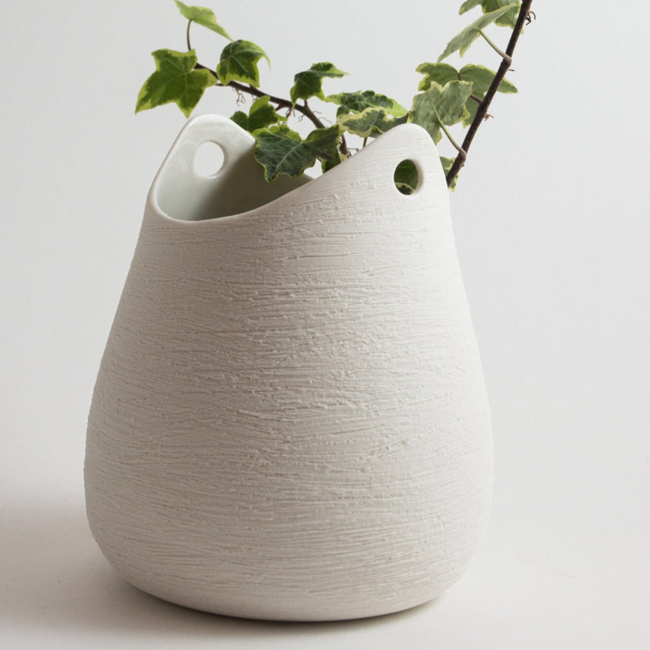 Vase en porcelaine blanche griffée - L'ATELIER BERANGERE CERAMIQUE - La Maison MilanaiseBN173