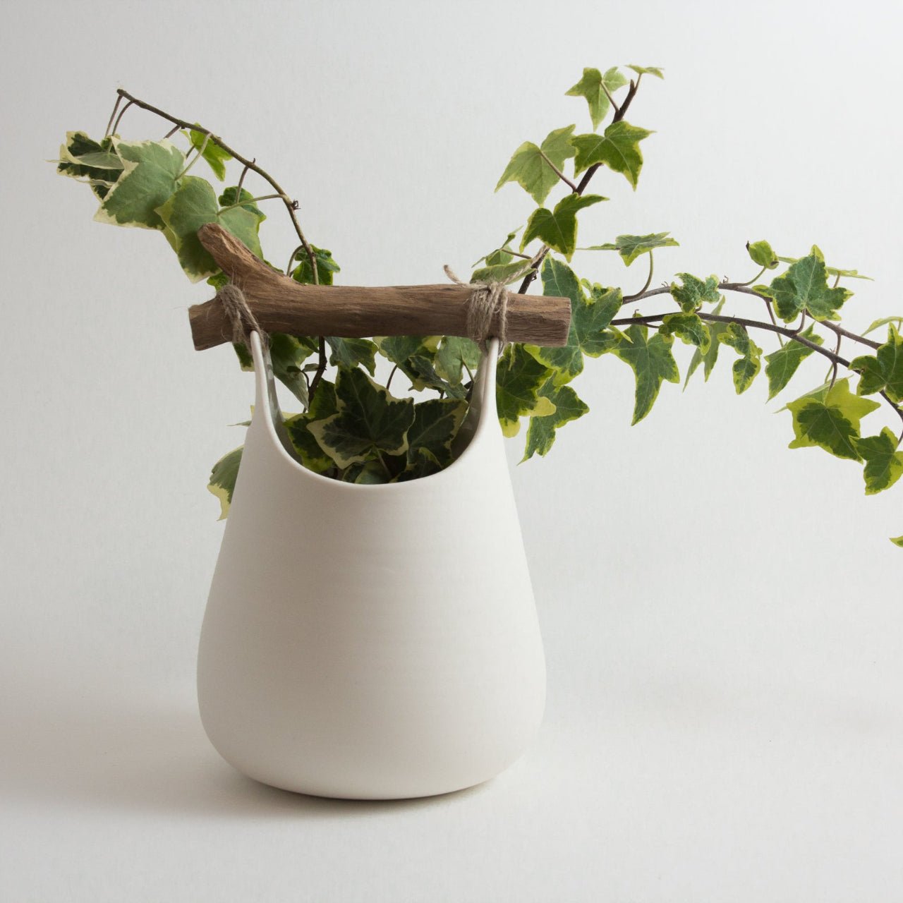 Vase en porcelaine blanche lisse et bois - L'ATELIER BERANGERE CERAMIQUE - La Maison MilanaiseBN166