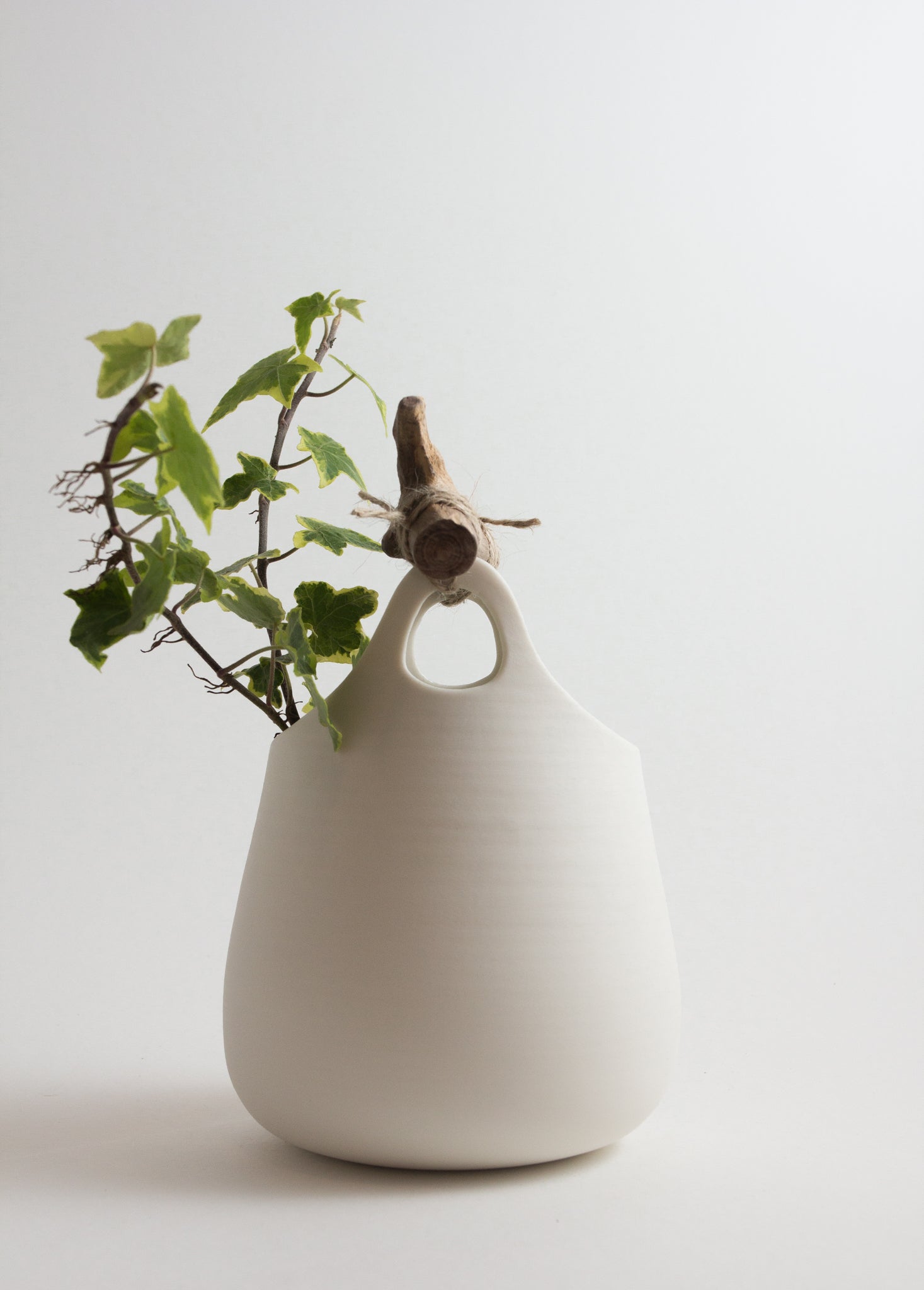 Vase en porcelaine blanche lisse et bois - L'ATELIER BERANGERE CERAMIQUE - La Maison MilanaiseBN166