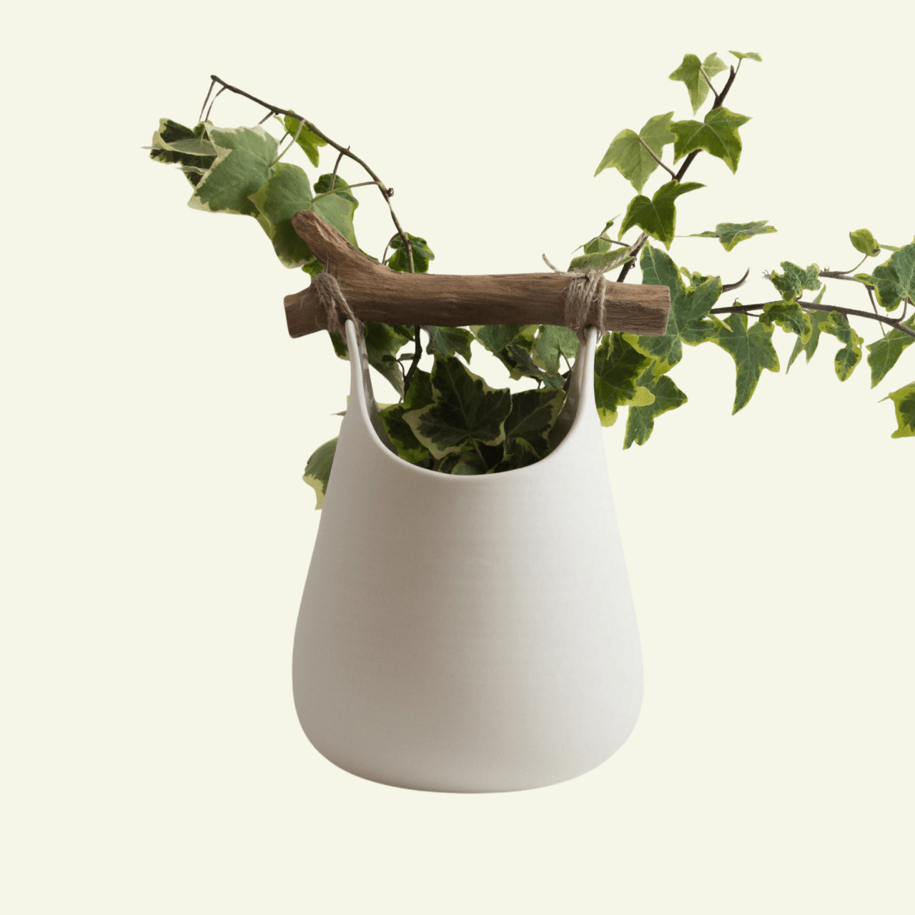 Vase en porcelaine blanche lisse et bois - L'ATELIER BERANGERE CERAMIQUE - La Maison MilanaiseBN166