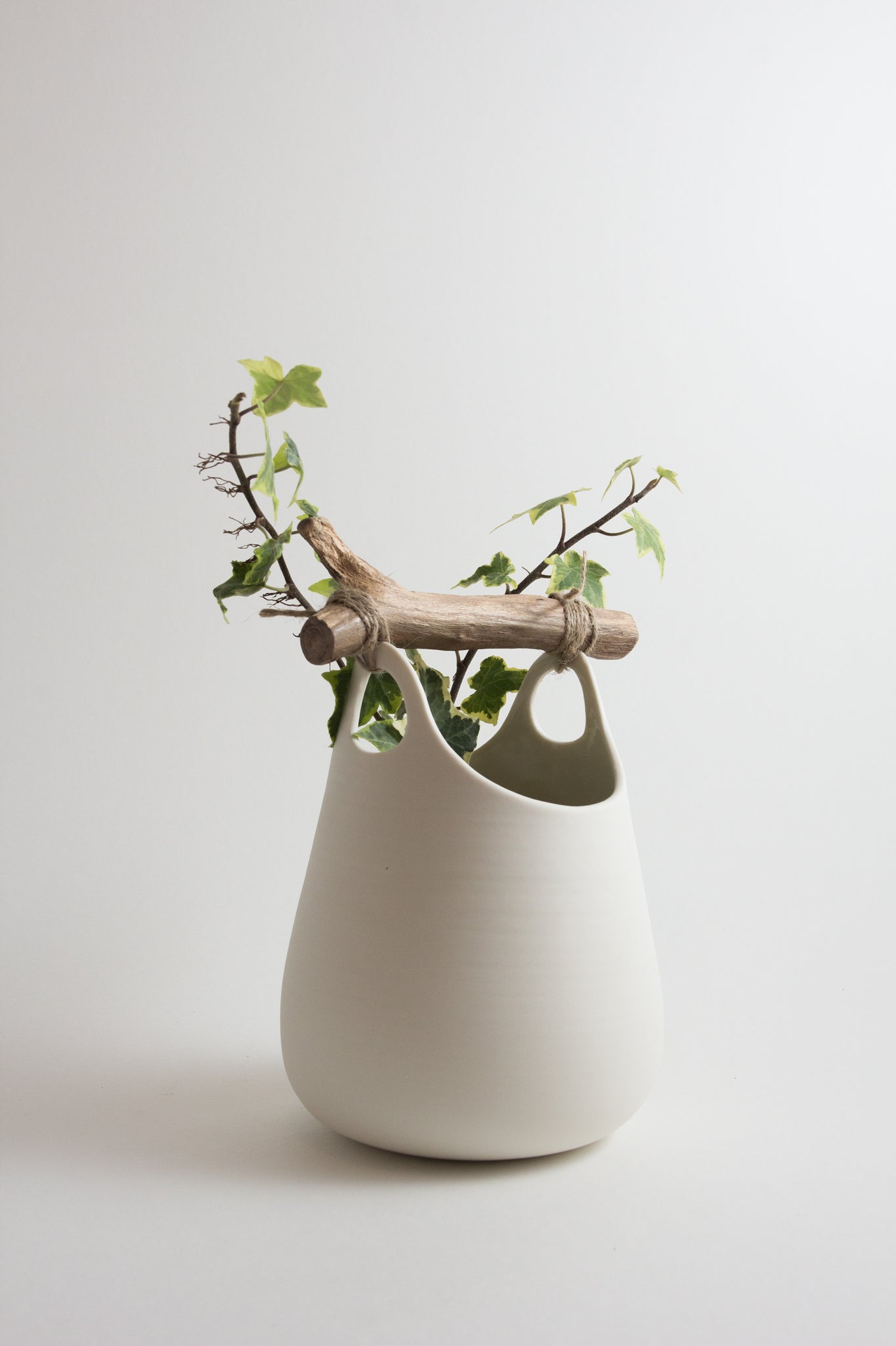 Vase en porcelaine blanche lisse et bois - L'ATELIER BERANGERE CERAMIQUE - La Maison MilanaiseBN166