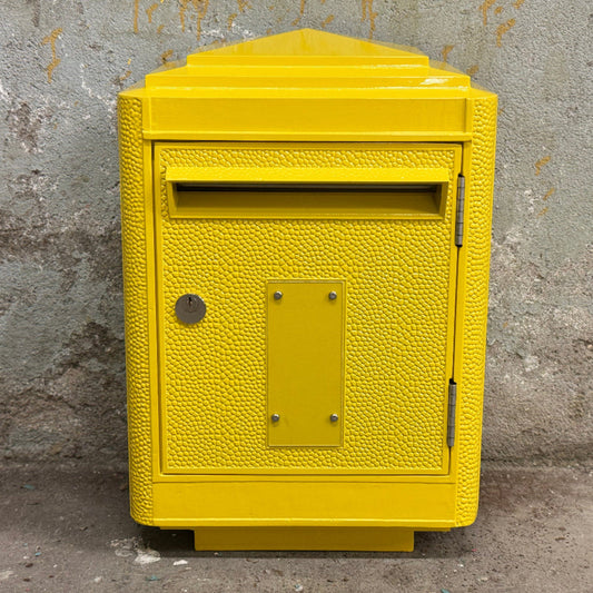 La Maison Milanaise présente : LA BOÎTE JAUNE