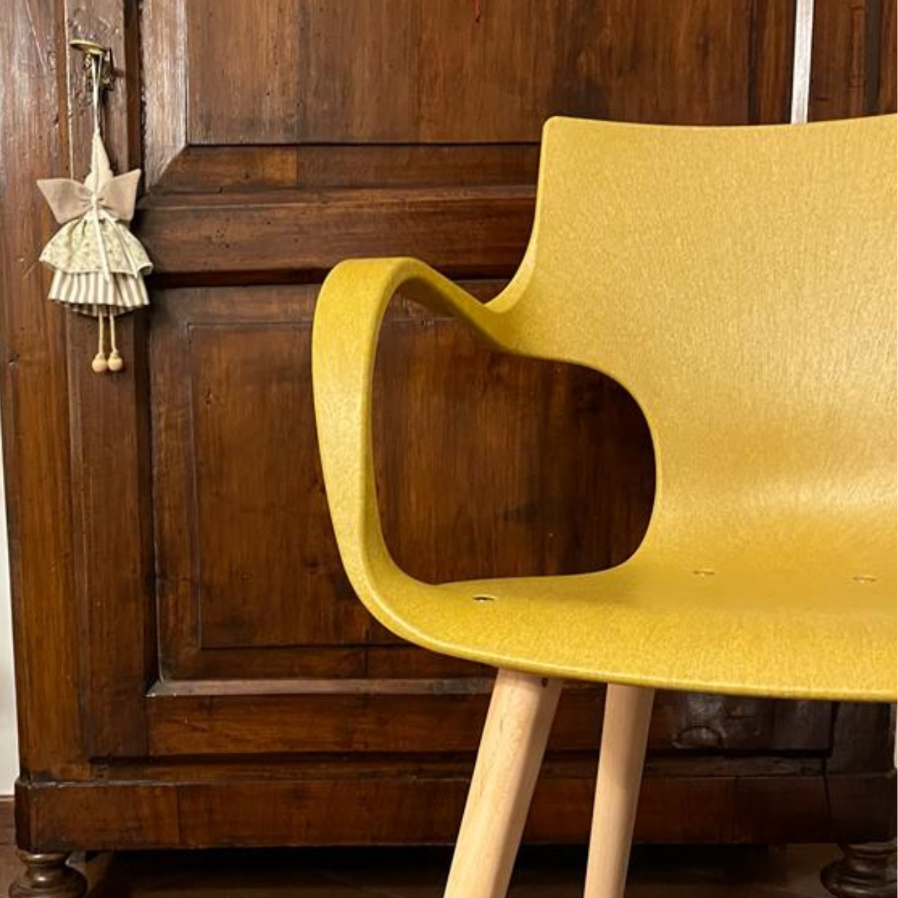 Chaise design ERBI jaune et Bois de Stilfibra