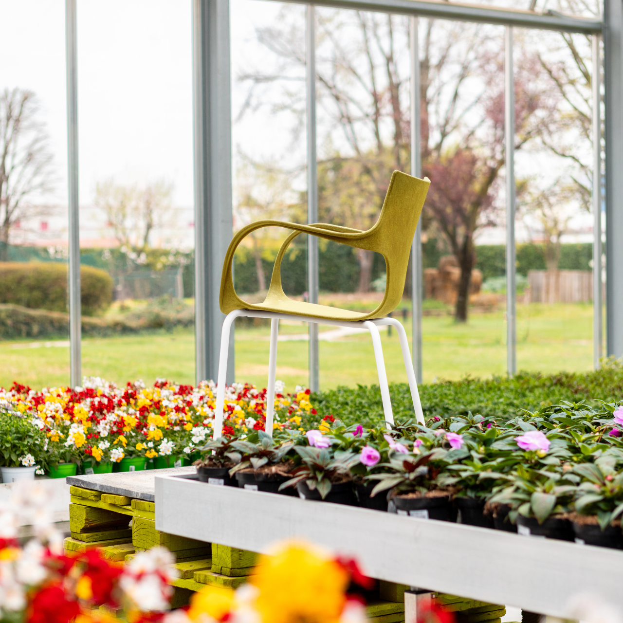 Chaise design ERBI jaune et métal de Stilfibra