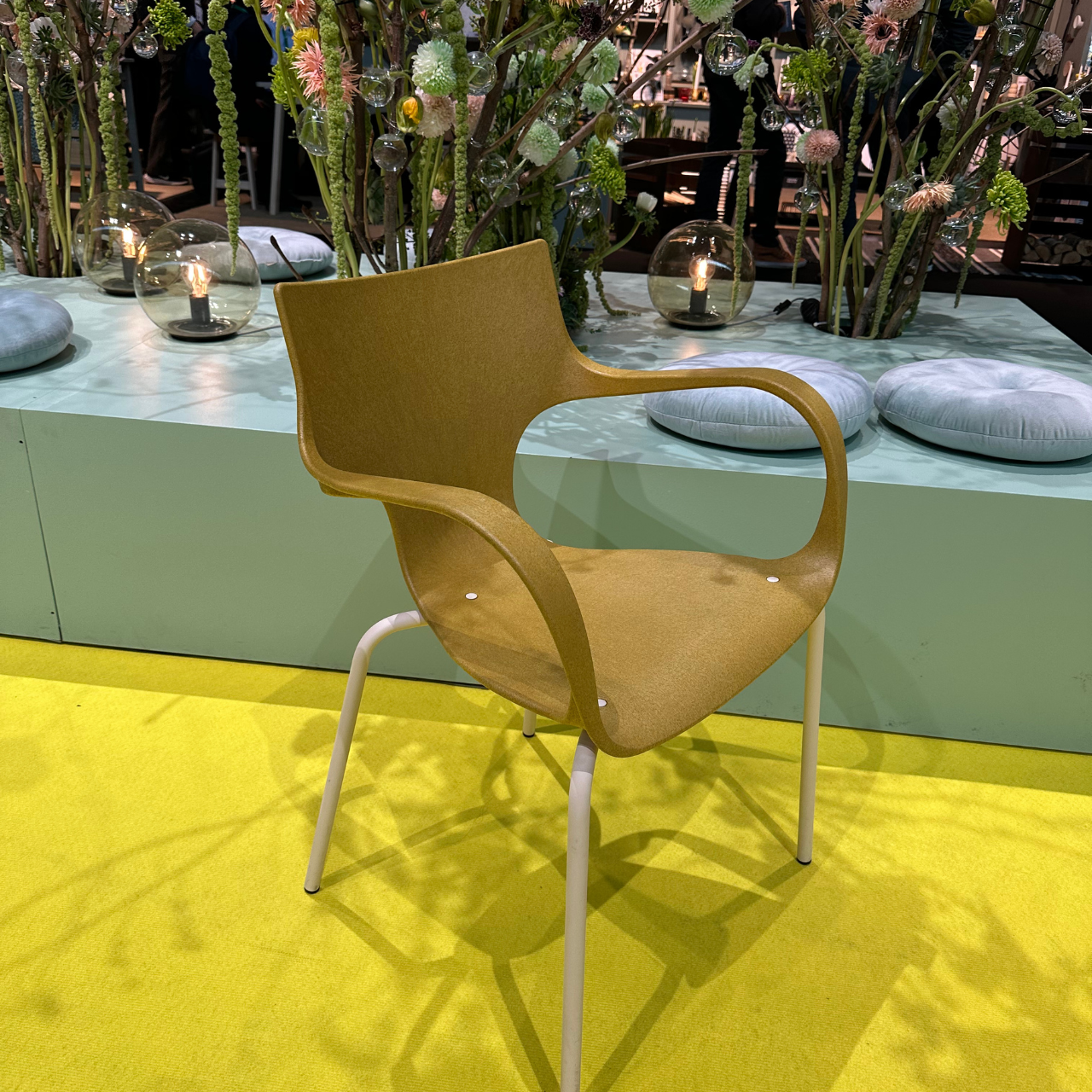 Chaise design ERBI jaune et métal de Stilfibra