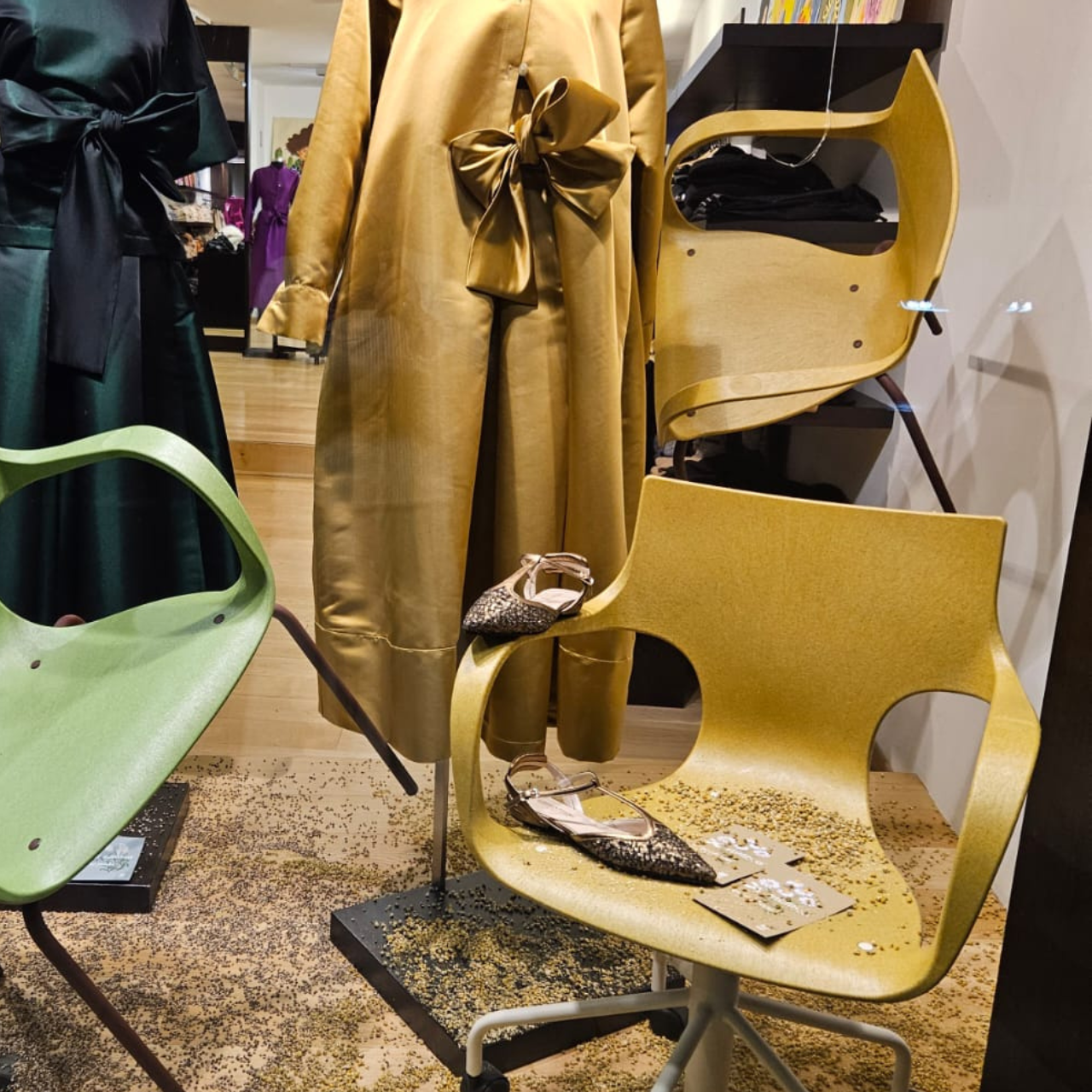 Chaise design ERBI jaune et métal de Stilfibra