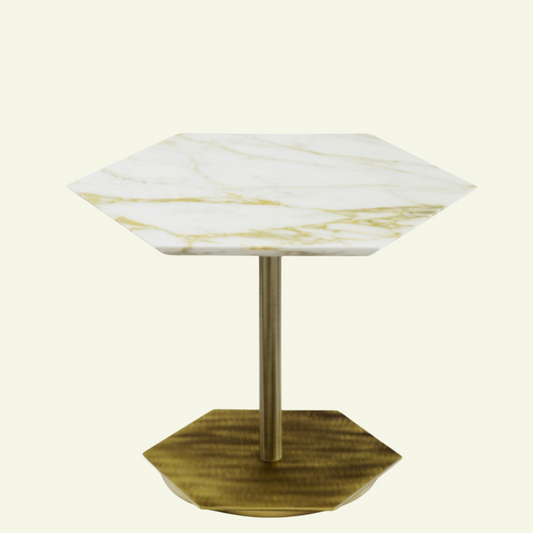 Un style indémodable et inimitable des années 40, on parle bien sûr de la table Ted de Marioni. Son pied hexagonal en laiton reprend la forme de son plateau pour un design homogène. Le pied central, toujours en laiton, est travaillé avec des lignes verticales, le détail qui change tout ! Son plateau en marbre est disponible en noir St Laurent ou en blanc Calacatta Doré. Une table au design minimaliste et fonctionnel, qui s'intègre facilement dans une salle à manger contemporaine, et même en terrasse !