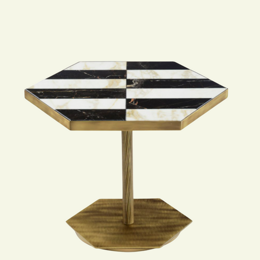 Un style indémodable et inimitable des années 40, on parle bien sûr de la table Ted de Marioni. Son pied hexagonal en laiton reprend la forme de son plateau pour un design homogène. Le pied central, toujours en laiton, est travaillé avec des lignes verticales, le détail qui change tout ! Son plateau est en marbre marqueté noir St Laurent et blanc Calacatta Doré. Une table au design minimaliste et fonctionnel, qui s'intègre facilement dans une salle à manger contemporaine, et même en terrasse !