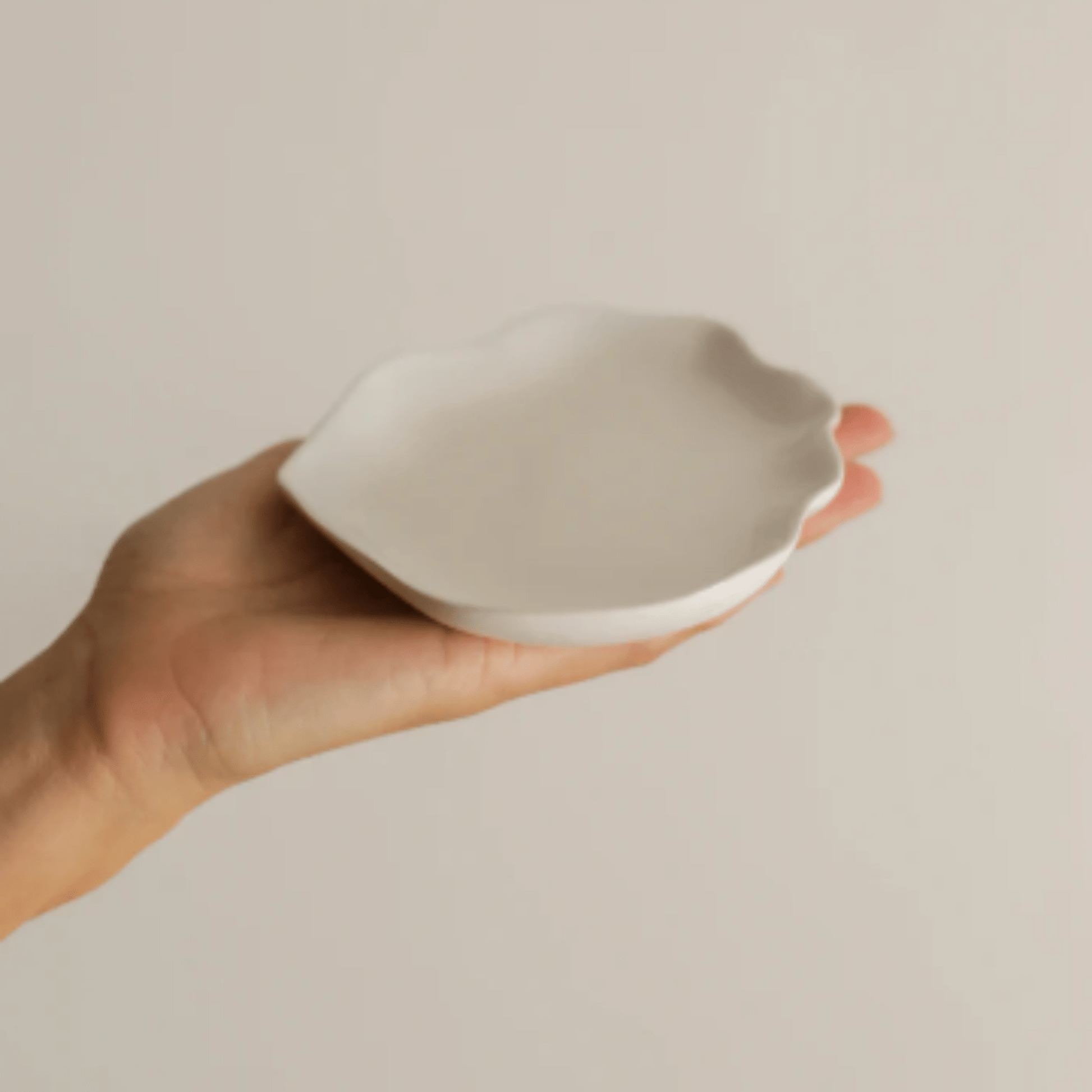 Assiette apéritive en grès blanc LOTUS - MARTINAS HOME - La Maison MilanaisePPWL10