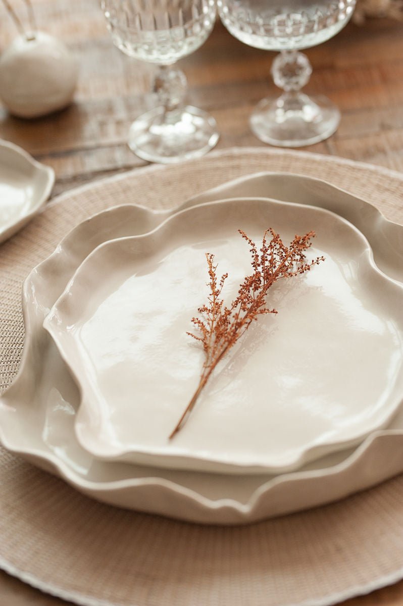 Assiette plate en grès blanc LOTUS - MARTINAS HOME - La Maison MilanaisePPWL29