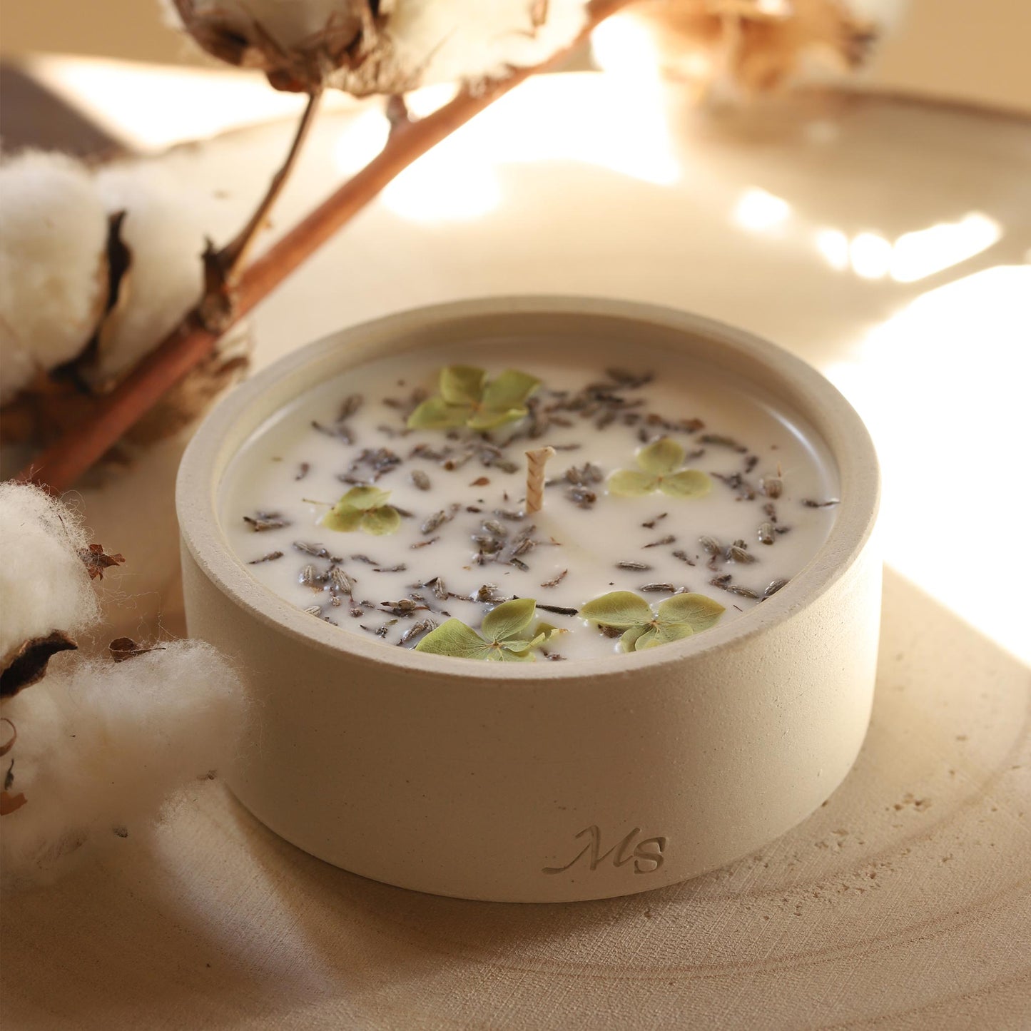Bougie Fleurie en Grès – Fleur de Coton - MAISON SEJOUR - La Maison MilanaiseFLEURDECOTON - 2300g - 50H