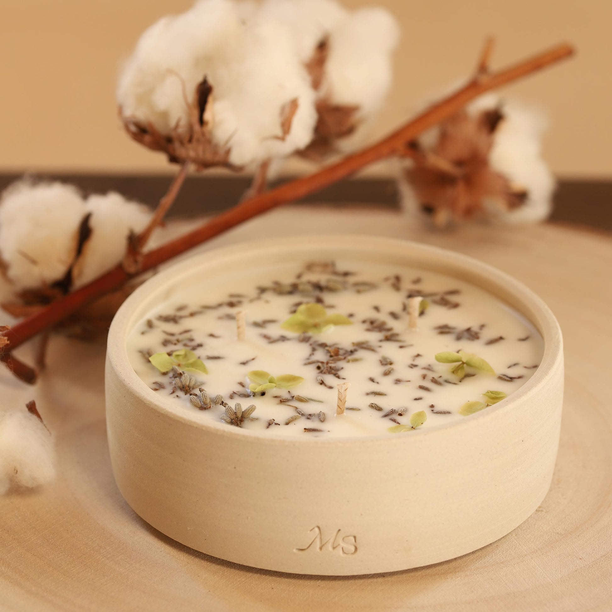 Bougie Fleurie en Grès – Fleur de Coton - MAISON SEJOUR - La Maison MilanaiseFLEURDECOTON - 2300g - 50H
