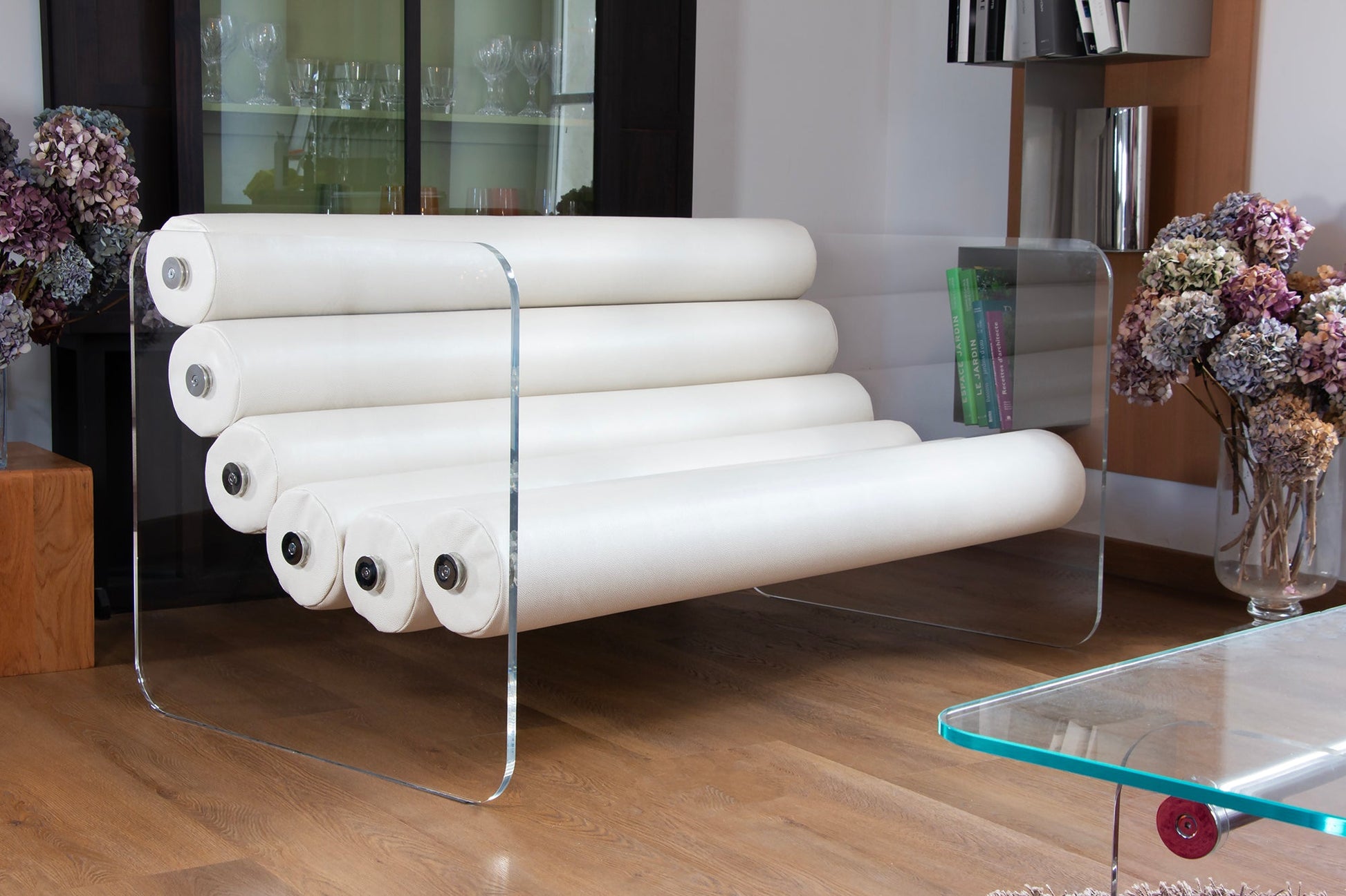 Canapé en altuglas et assise en cuir végan MW02 - KUUMO DESIGN - La Maison MilanaiseCuir blancTransparent150x86.5xH77.5cm