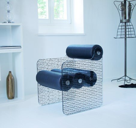 Chaise design en verre et assise en cuir végan MW04 X Leah Kirsch « J'adore » – Série limitée - KUUMO DESIGN - La Maison MilanaiseMW04AG - S6045 - LeahKirsch