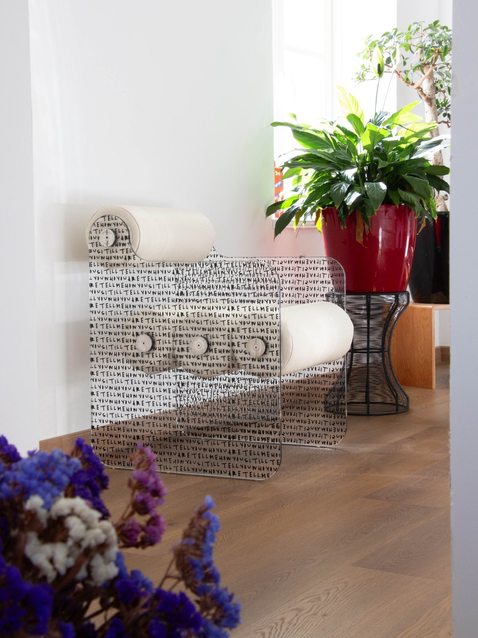 Chaise design en verre et assise en cuir végan MW04 X Leah Kirsch « J'adore » – Série limitée - KUUMO DESIGN - La Maison MilanaiseMW04AG - S6045 - LeahKirsch
