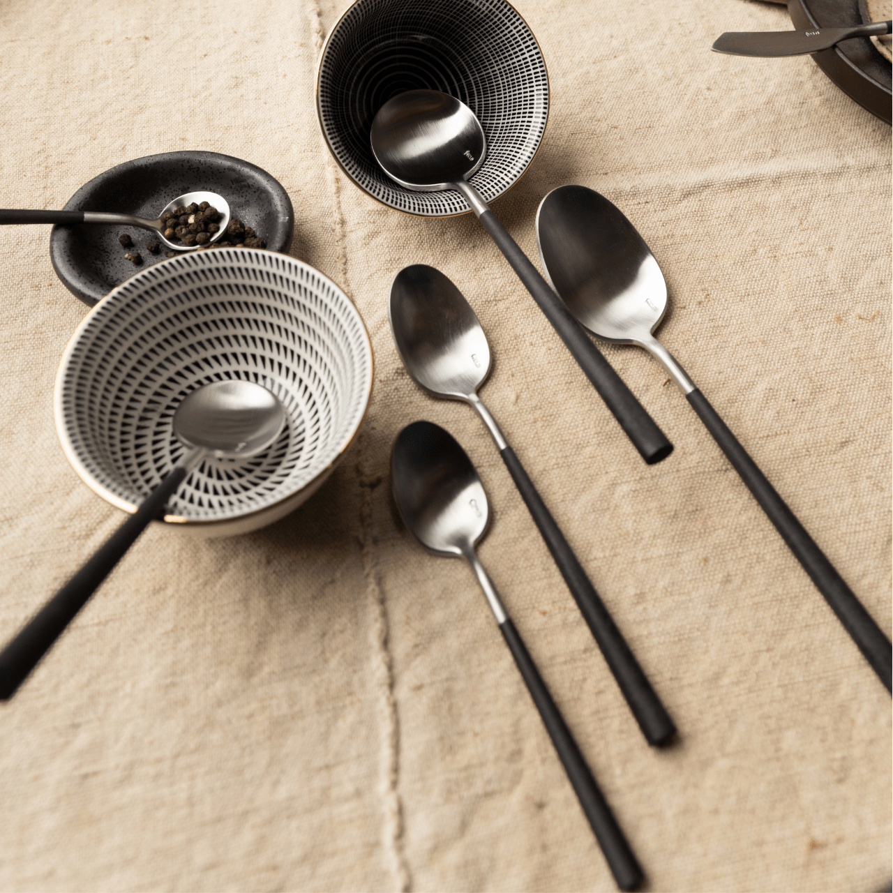 Couverts NEO en acier inox 18/10 – Design audacieux par BELO INOX - La Maison MilanaiseNEO - 23Noir grainéBrossé75 Pièces