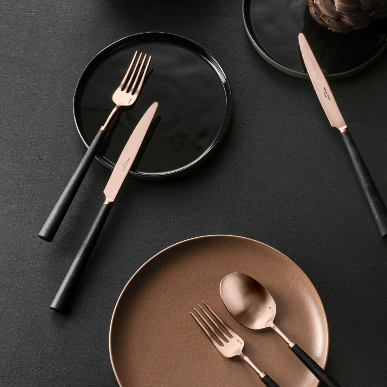 Couverts YUME en inox 18/10 – Minimalisme sensuel & finitions brossées d’exception - BELO INOX - La Maison MilanaiseYUME - 8Doré Rose 24K Brossé75 Pièces