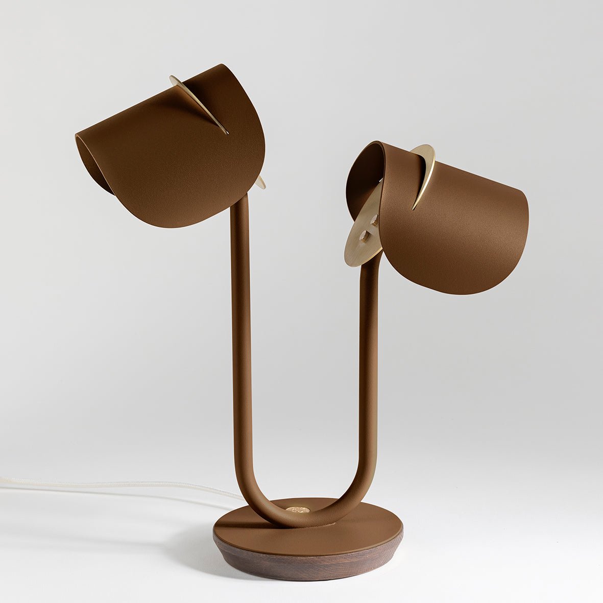 Lampe à poser Artisanat français & matériaux recyclés Pistil - JURIE & JARRE - La Maison MilanaisePILA02FOBLBrun CognacChêne foncé recycléBlanc