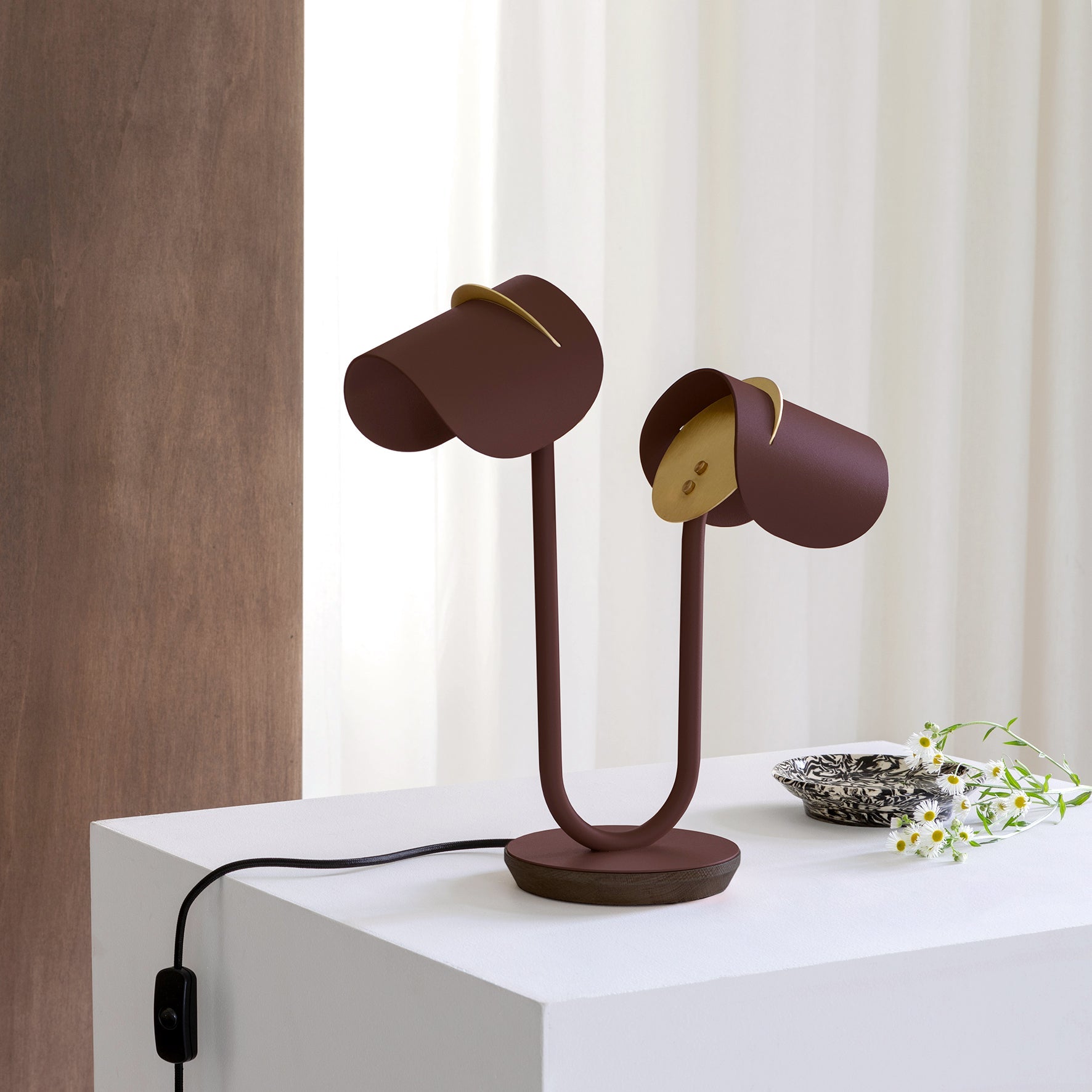 Lampe à poser Artisanat français & matériaux recyclés Pistil - JURIE & JARRE - La Maison MilanaisePILA06FONOBlanc AlbâtreChêne foncé recycléNoir