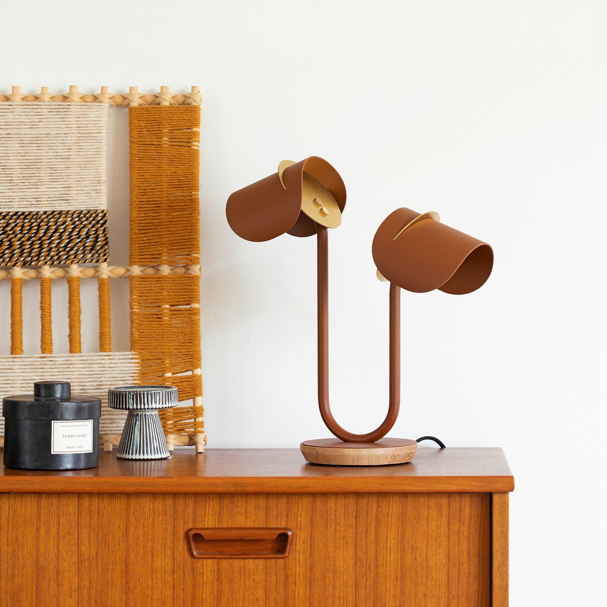Lampe à poser Artisanat français & matériaux recyclés Pistil - JURIE & JARRE - La Maison MilanaisePILA06FONOBlanc AlbâtreChêne foncé recycléNoir