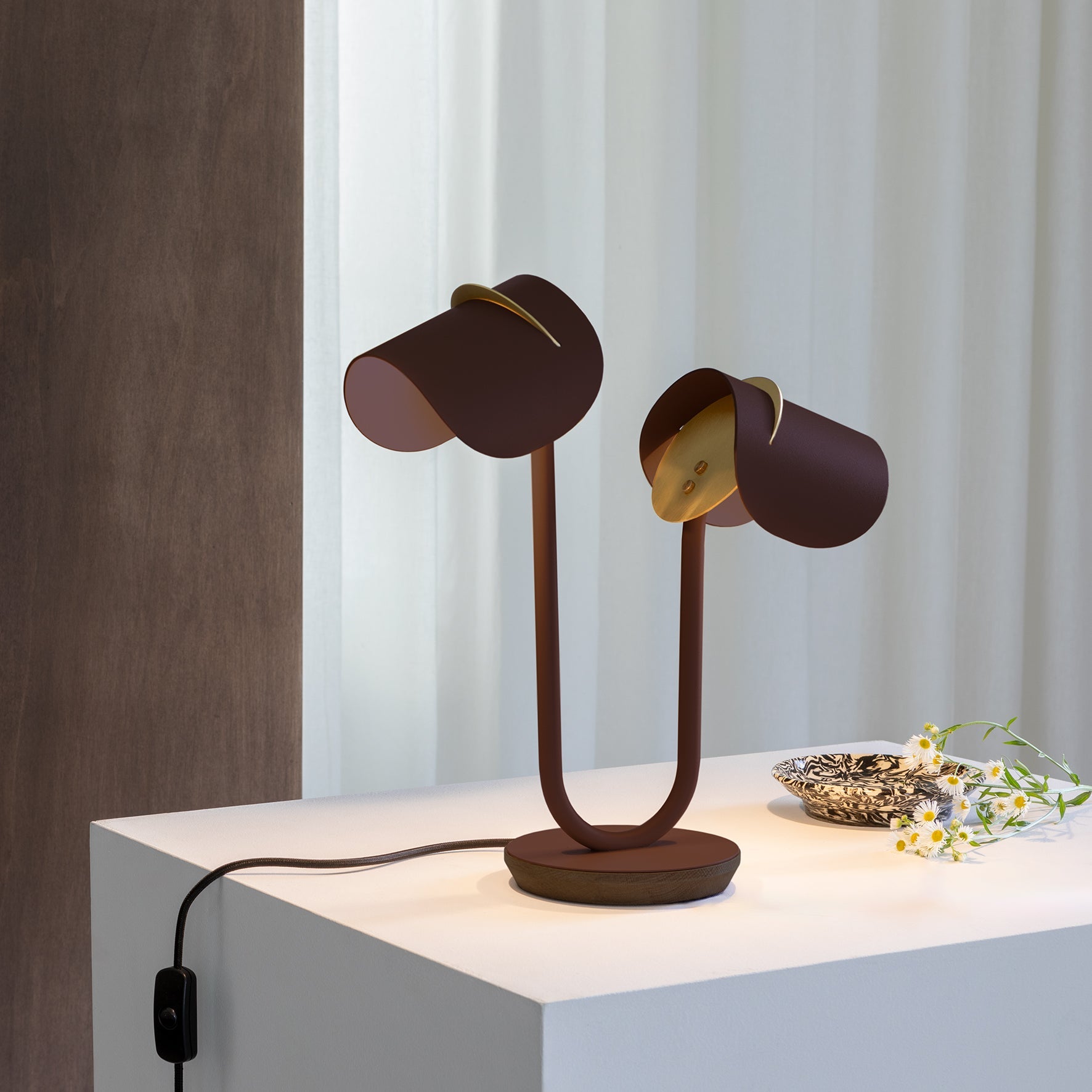 Lampe à poser Artisanat français & matériaux recyclés Pistil - JURIE & JARRE - La Maison MilanaisePILA06FONOBlanc AlbâtreChêne foncé recycléNoir