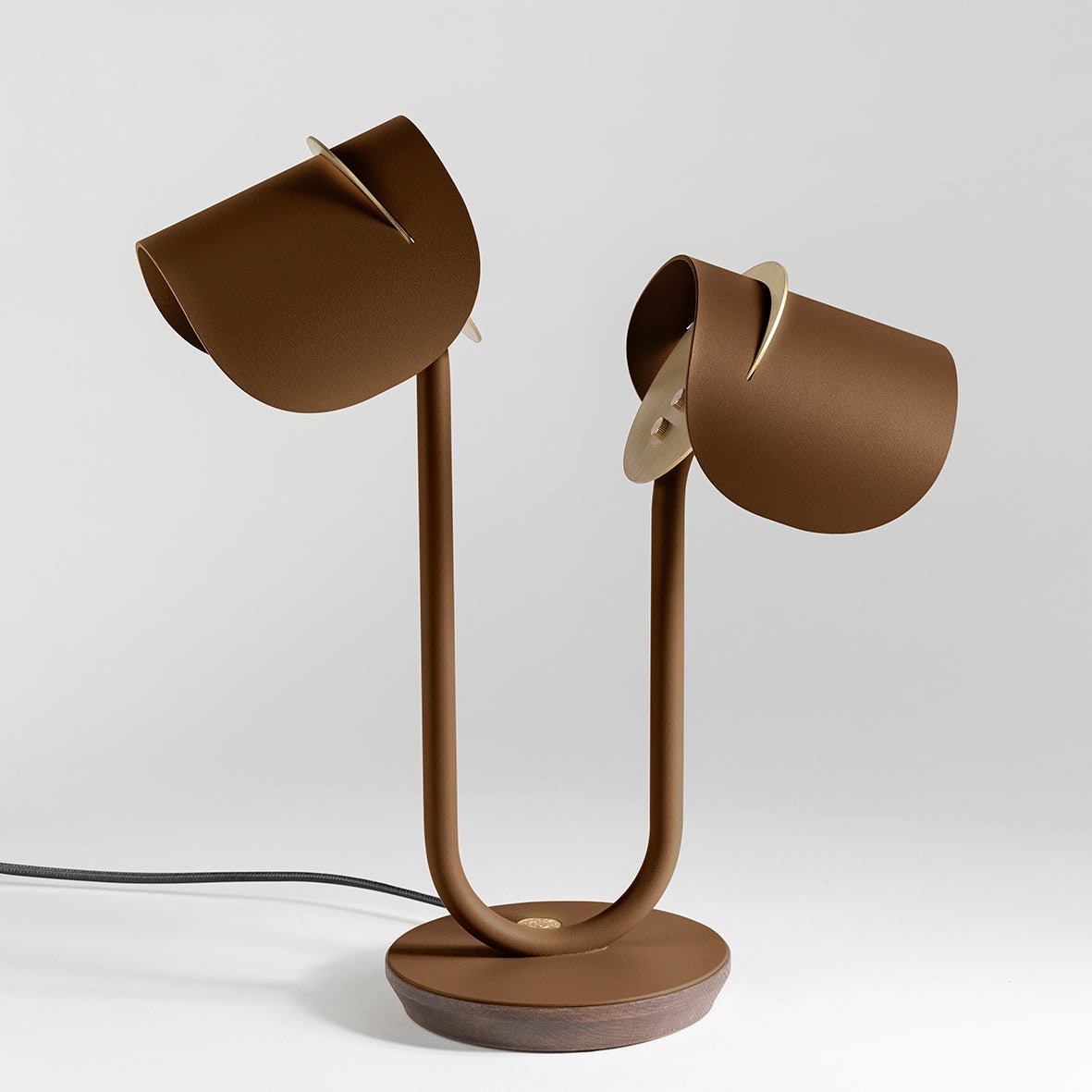 Lampe à poser Artisanat français & matériaux recyclés Pistil - JURIE & JARRE - La Maison MilanaisePILA02FONOBrun CognacChêne foncé recycléNoir