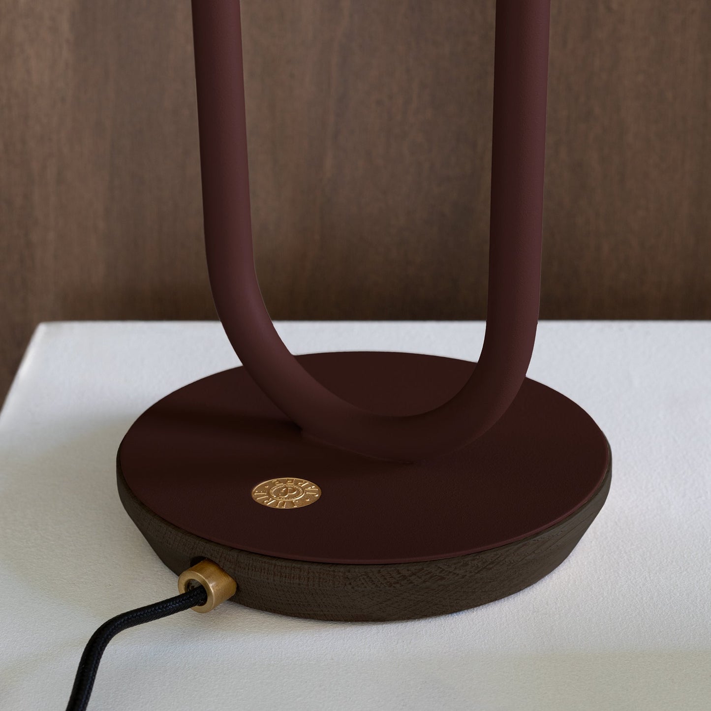 Lampe à poser Artisanat français & matériaux recyclés Pistil - JURIE & JARRE - La Maison MilanaisePILA06FONOBlanc AlbâtreChêne foncé recycléNoir