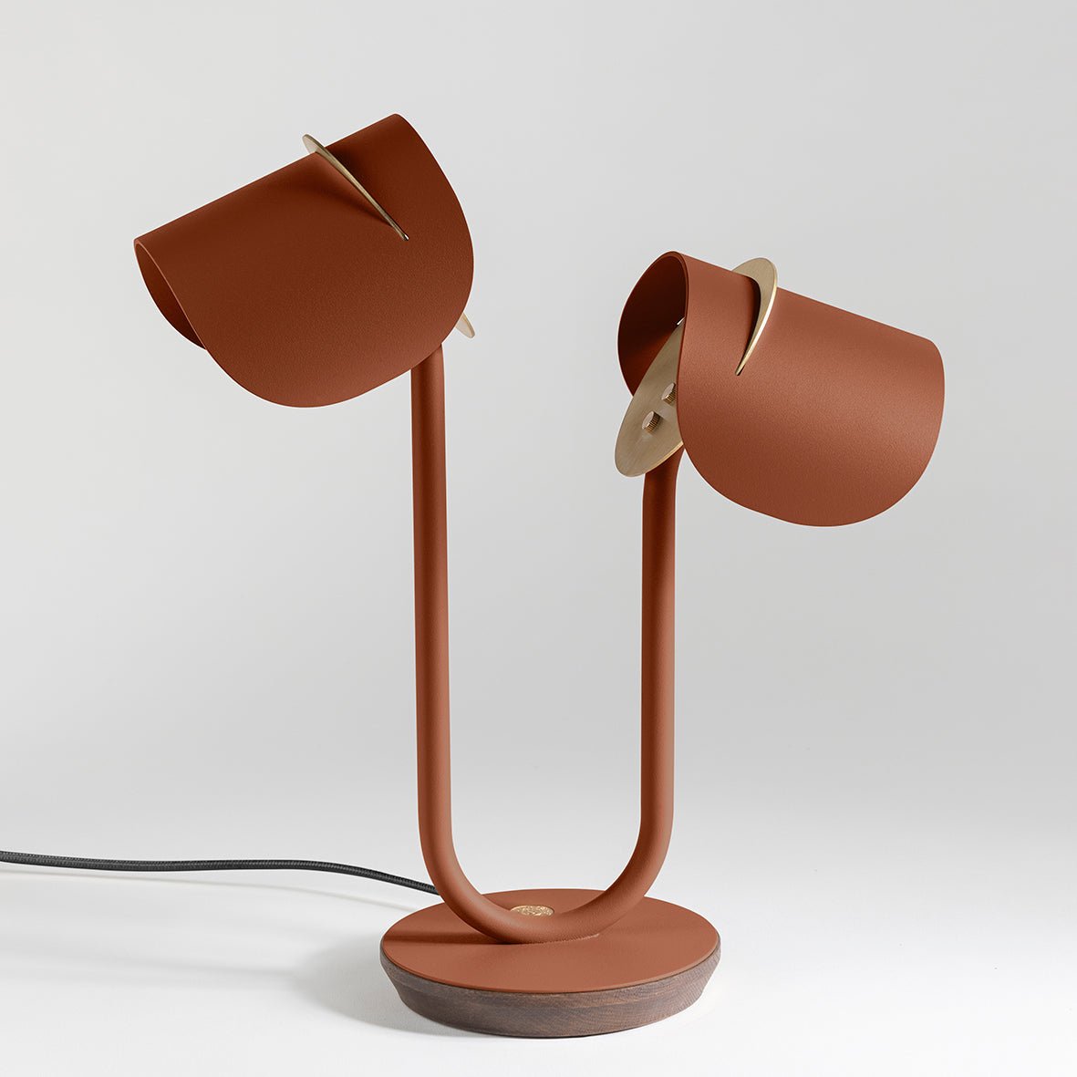 Lampe à poser Artisanat français & matériaux recyclés Pistil - JURIE & JARRE - La Maison MilanaisePILA04FONOOrange Terre CuiteChêne foncé recycléNoir