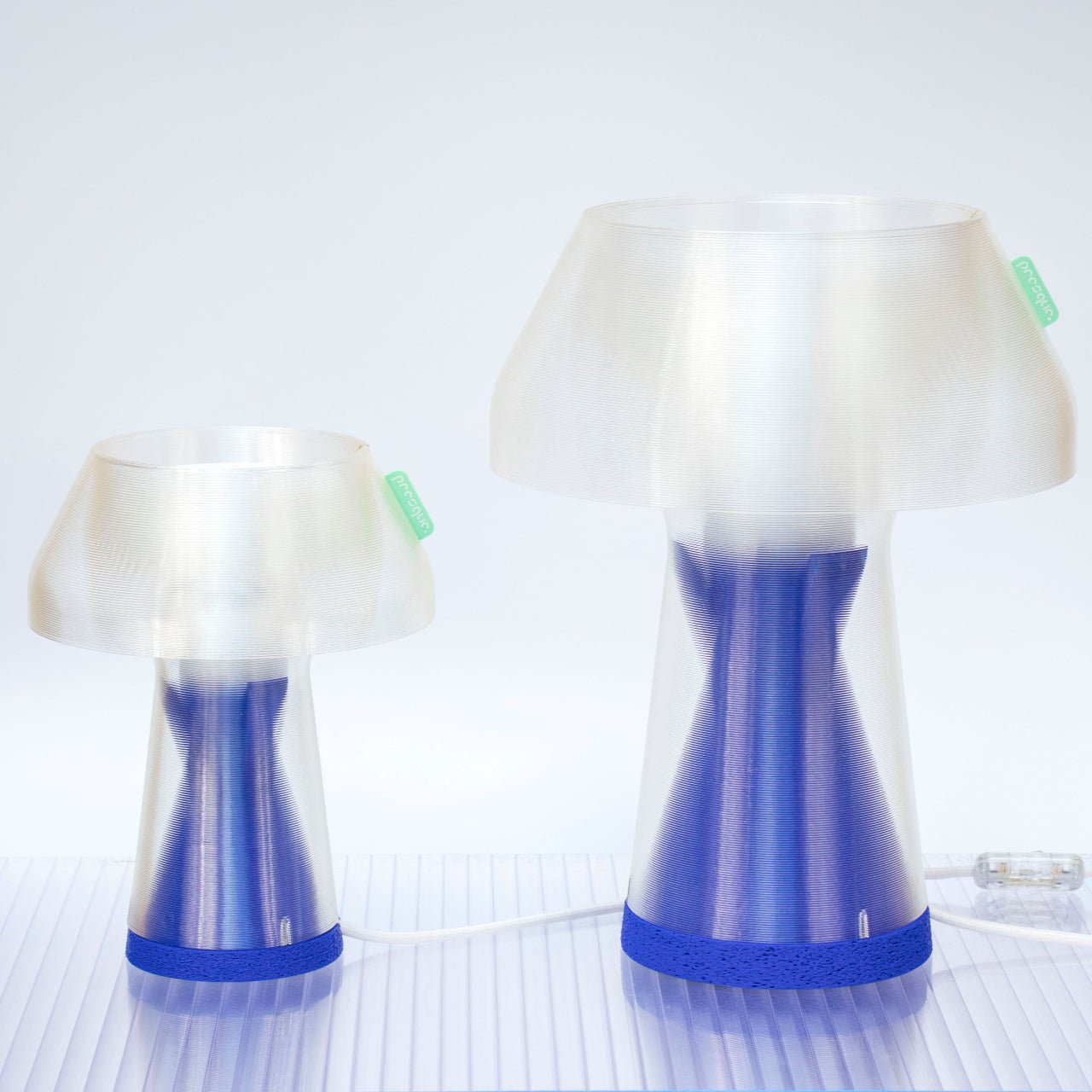 Lampe à poser en bioplastique bleu et blanc Originale.gcode - PRESQUE STUDIO - La Maison MilanaiseBIGBlanc Chaud