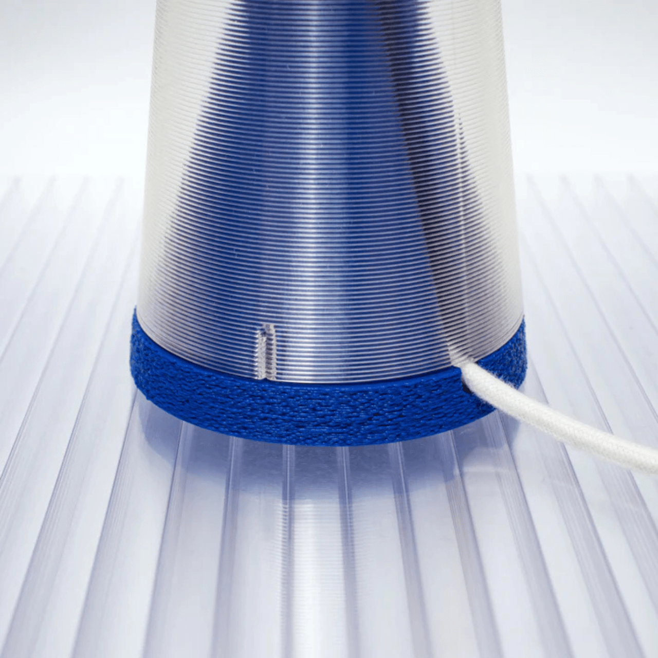 Lampe à poser en bioplastique bleu et blanc Originale.gcode - PRESQUE STUDIO - La Maison Milanaiseoriginalgcodebleu - 1Originale Ø21cmxH27cmBlanc Chaud