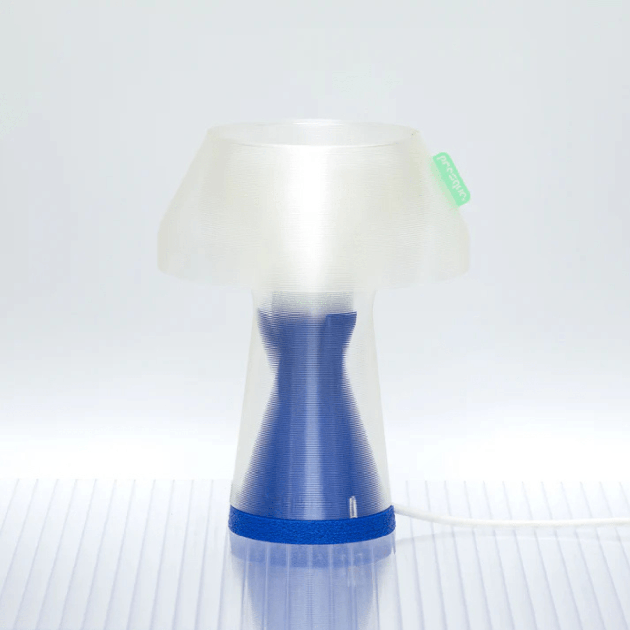 Lampe à poser en bioplastique bleu et blanc Originale.gcode - PRESQUE STUDIO - La Maison Milanaiseoriginalgcodebleu - 1Originale Ø21cmxH27cmBlanc Chaud