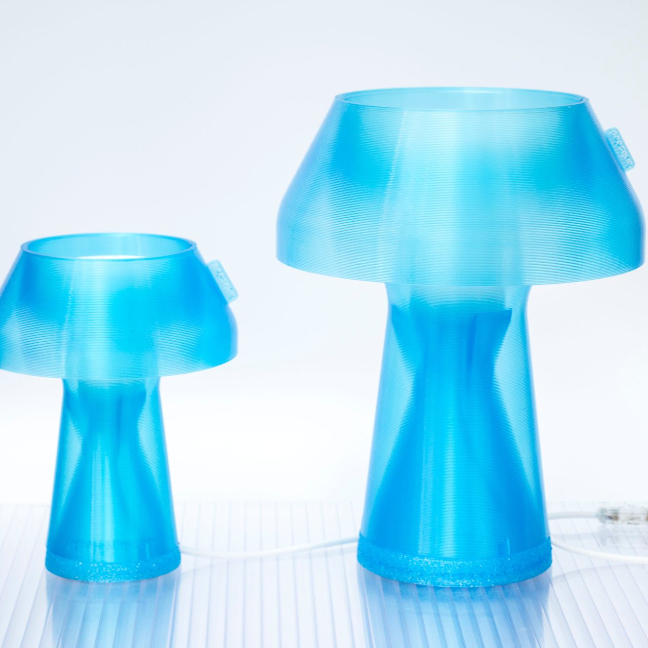 Lampe à poser en bioplastique bleu Originale.gcode - PRESQUE STUDIO - La Maison MilanaiseBIGBlanc Chaud