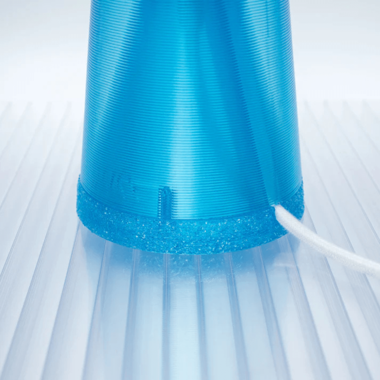 Lampe à poser en bioplastique bleu Originale.gcode - PRESQUE STUDIO - La Maison Milanaiseoriginalgcodemonobleu - 1Originale Ø21cmxH27cmBlanc Chaud