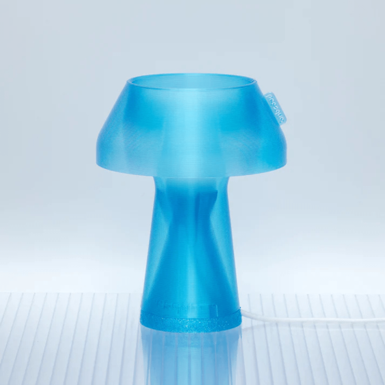 Lampe à poser en bioplastique bleu Originale.gcode - PRESQUE STUDIO - La Maison Milanaiseoriginalgcodemonobleu - 1Originale Ø21cmxH27cmBlanc Chaud
