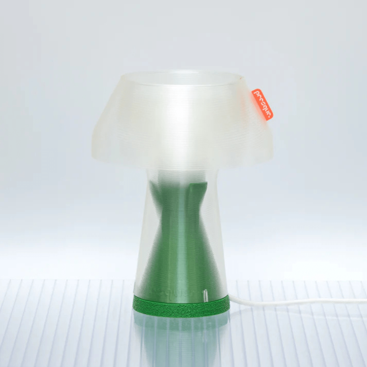 Lampe à poser en bioplastique vert et blanc Originale.gcode - PRESQUE STUDIO - La Maison Milanaiseoriginalgcodevert - 1Originale Ø21cmxH27cmBlanc Chaud