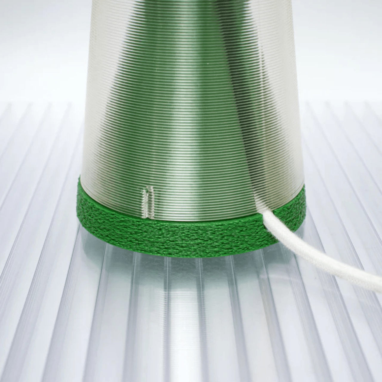 Lampe à poser en bioplastique vert et blanc Originale.gcode - PRESQUE STUDIO - La Maison Milanaiseoriginalgcodevert - 1Originale Ø21cmxH27cmBlanc Chaud