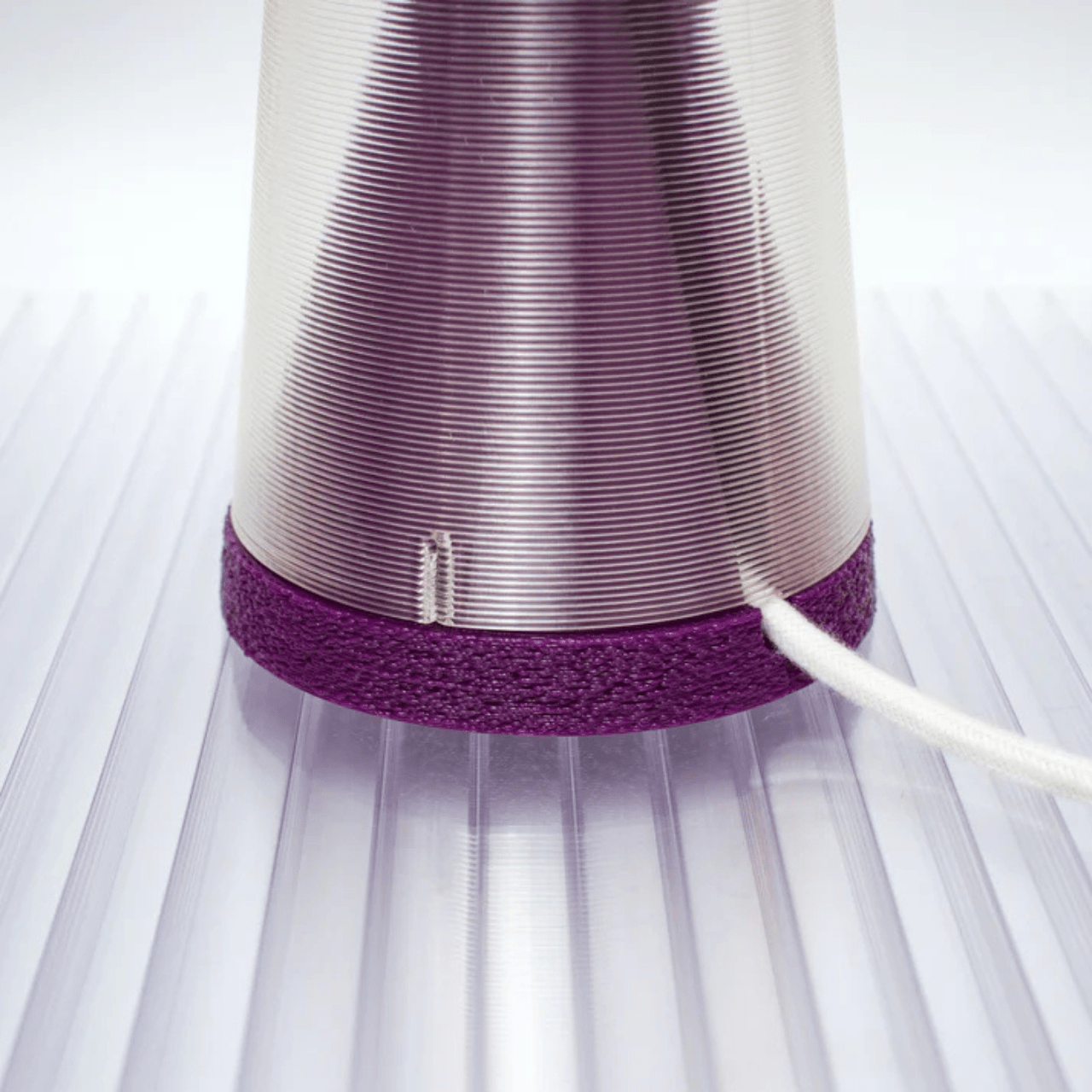 Lampe à poser en bioplastique violet et blanc Originale.gcode - PRESQUE STUDIO - La Maison Milanaiseoriginalgcodeviolet - 1Blanc ChaudOriginale Ø21cmxH27cm