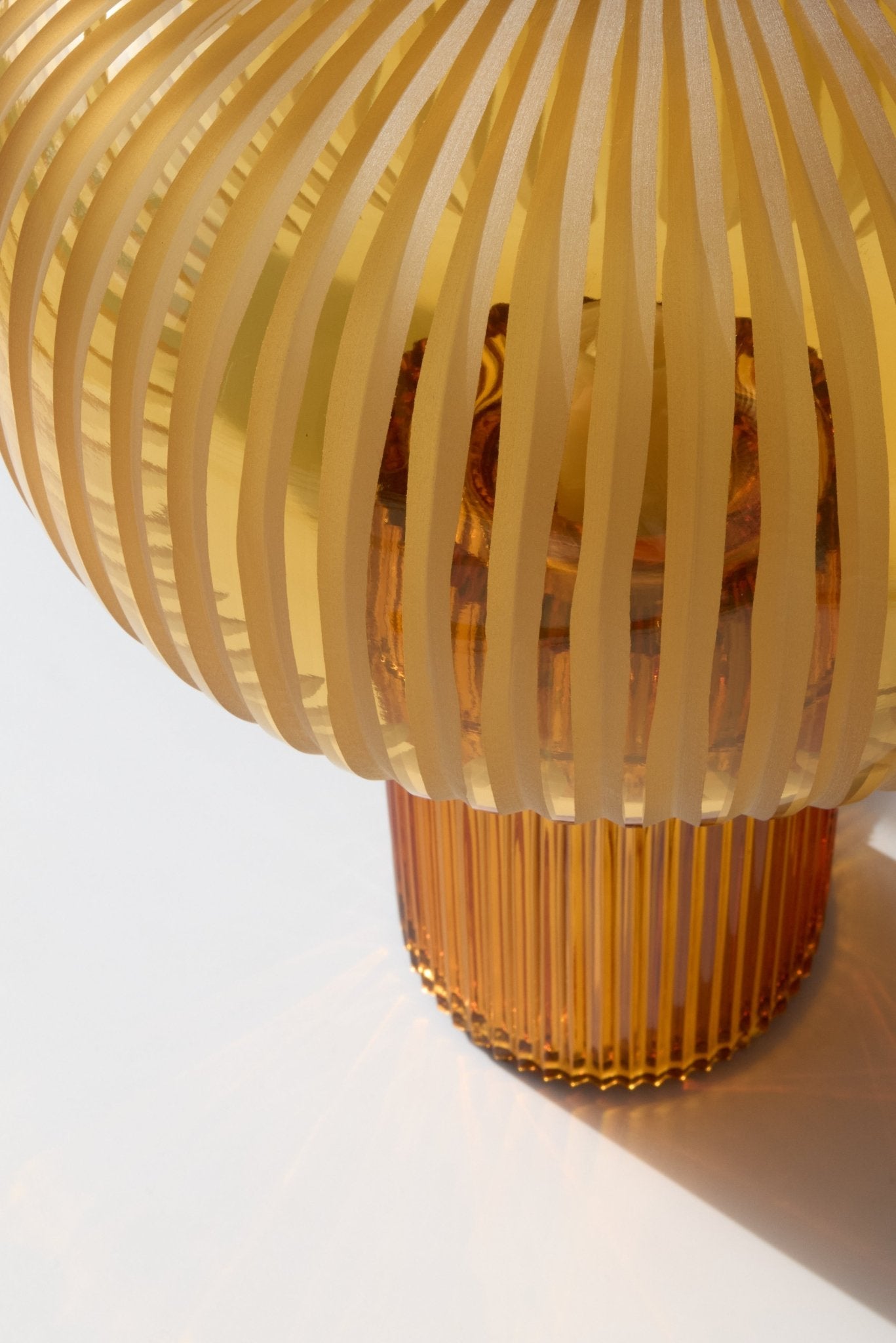 Lampe Nina en cristal ambre soufflé et gravé à la main - STUDIO BOJOLA - La Maison MilanaiseNINAG