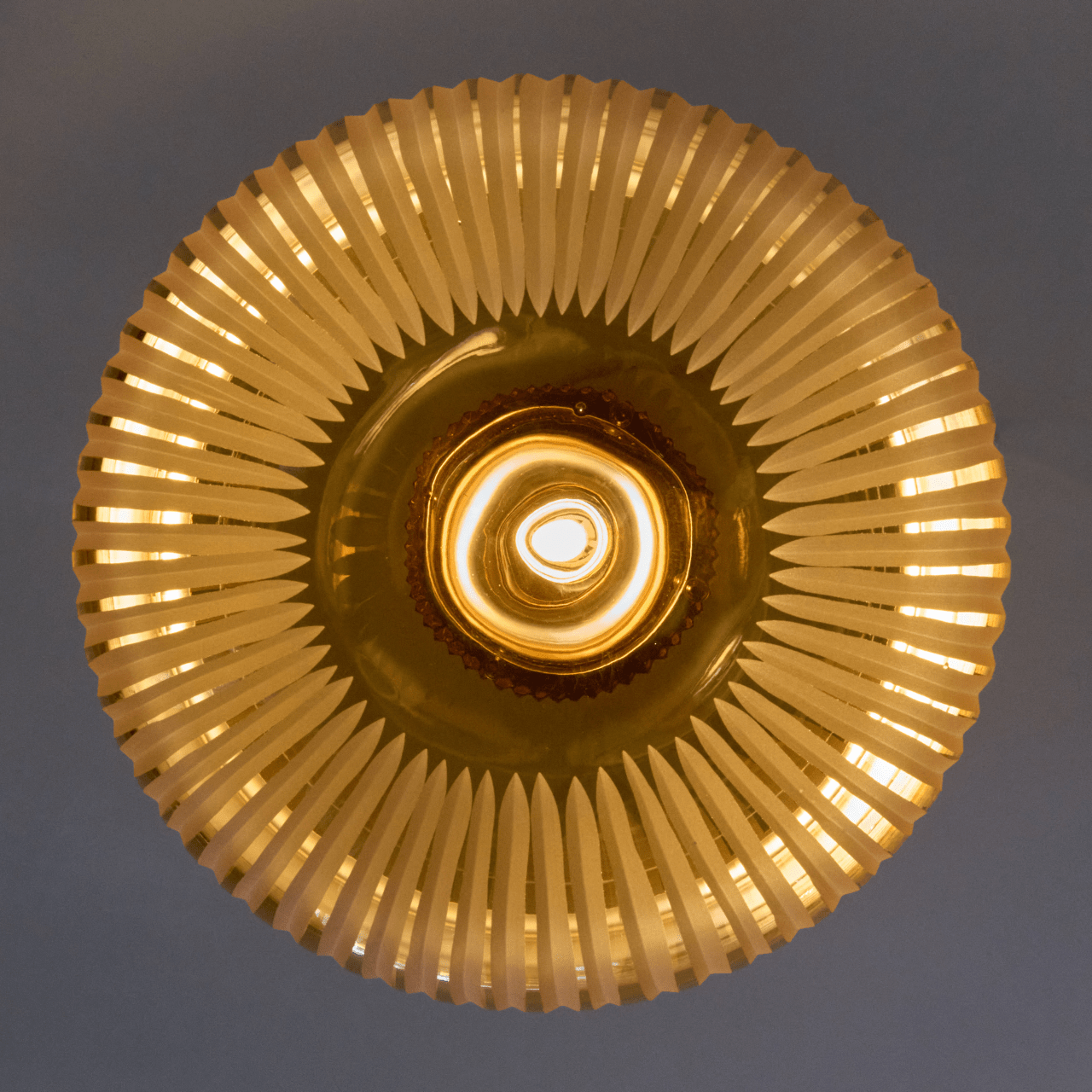 Lampe Nina en cristal ambre soufflé et gravé à la main - STUDIO BOJOLA - La Maison MilanaiseNINAG
