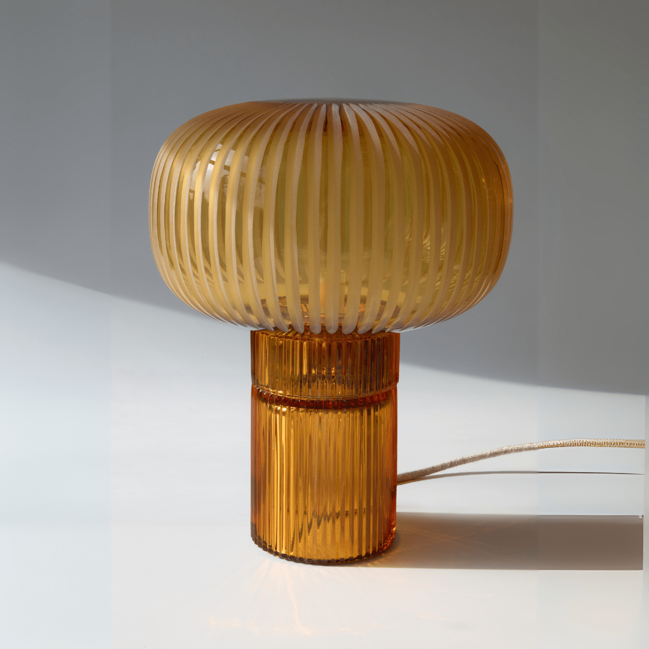 Lampe Nina en cristal ambre soufflé et gravé à la main - STUDIO BOJOLA - La Maison MilanaiseNINAG