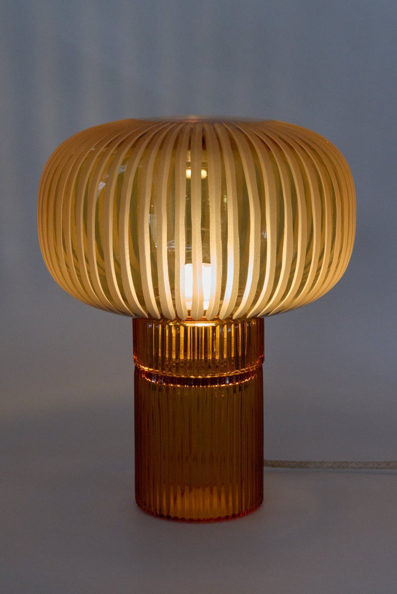 Lampe Nina en cristal ambre soufflé et gravé à la main - STUDIO BOJOLA - La Maison MilanaiseNINAG