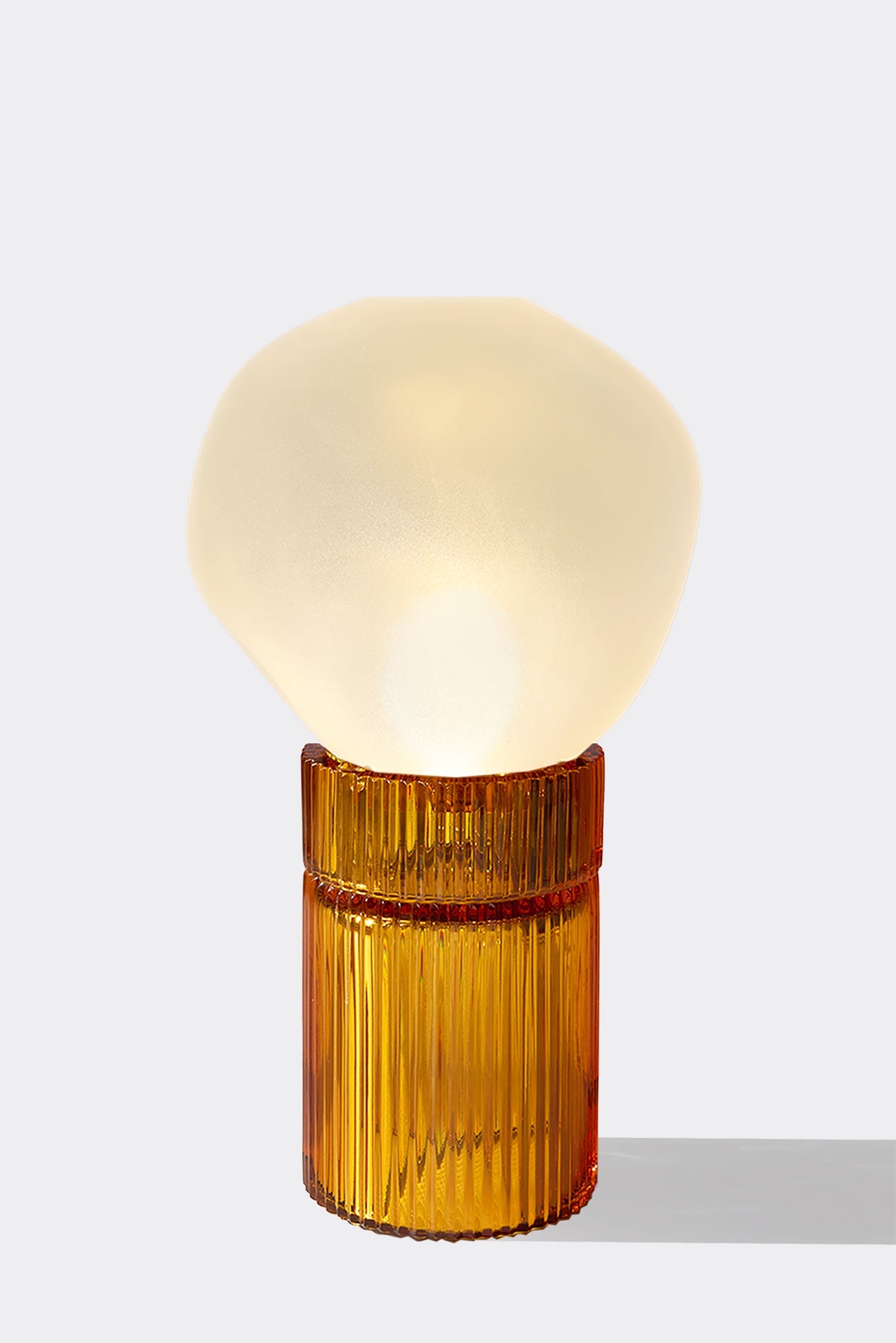 Lampe Nina Nuvelo en cristal soufflé à la main - STUDIO BOJOLA - La Maison MilanaiseNINAN - 3Ambre et Blanc Mat