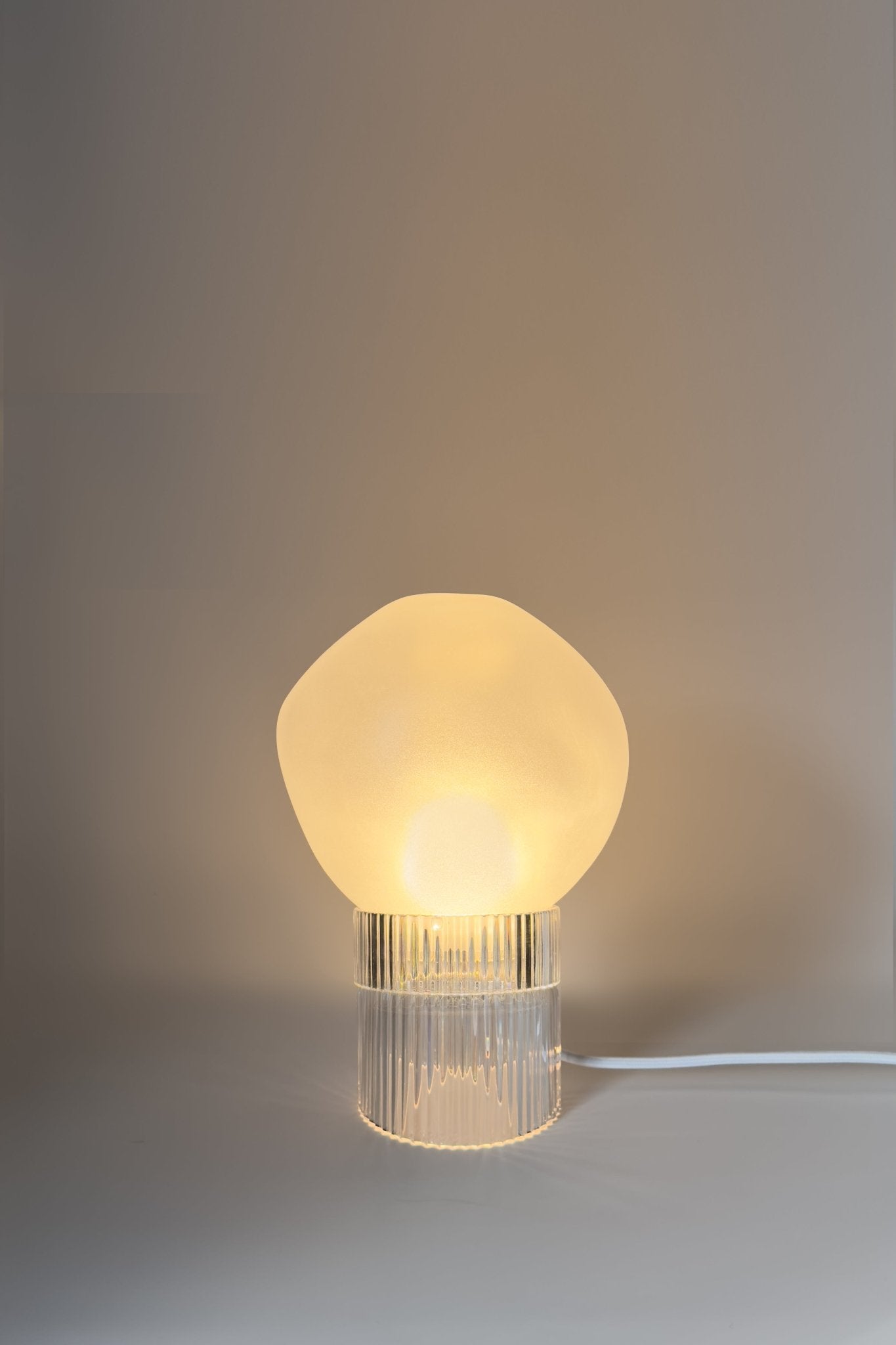 Lampe Tello en cristal soufflé et gravé à la main - STUDIO BOJOLA - La Maison MilanaiseTELLON - 5Gris et Ambre