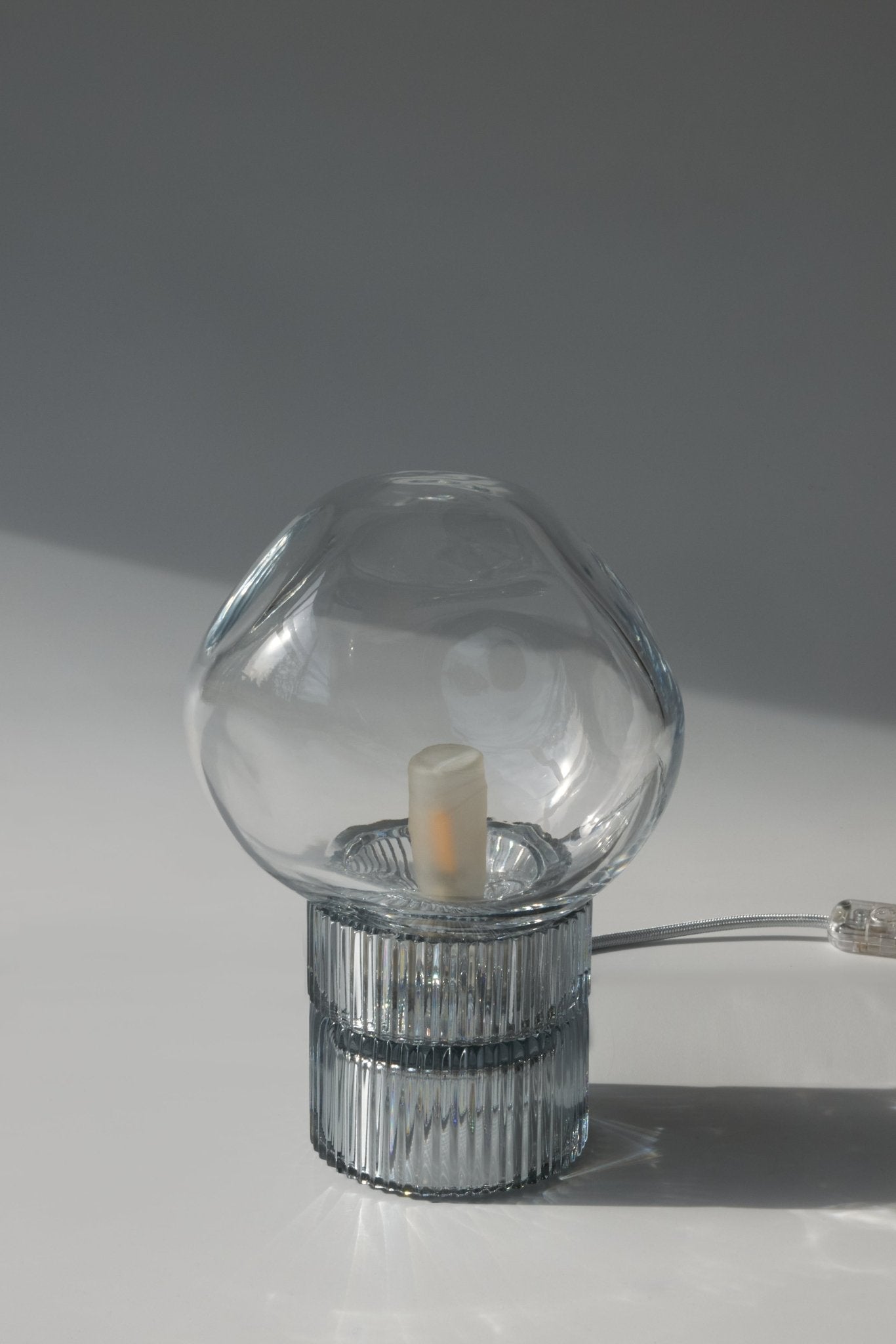 Lampe Tello en cristal soufflé et gravé à la main - STUDIO BOJOLA - La Maison MilanaiseTELLON - 4Gris et Rose