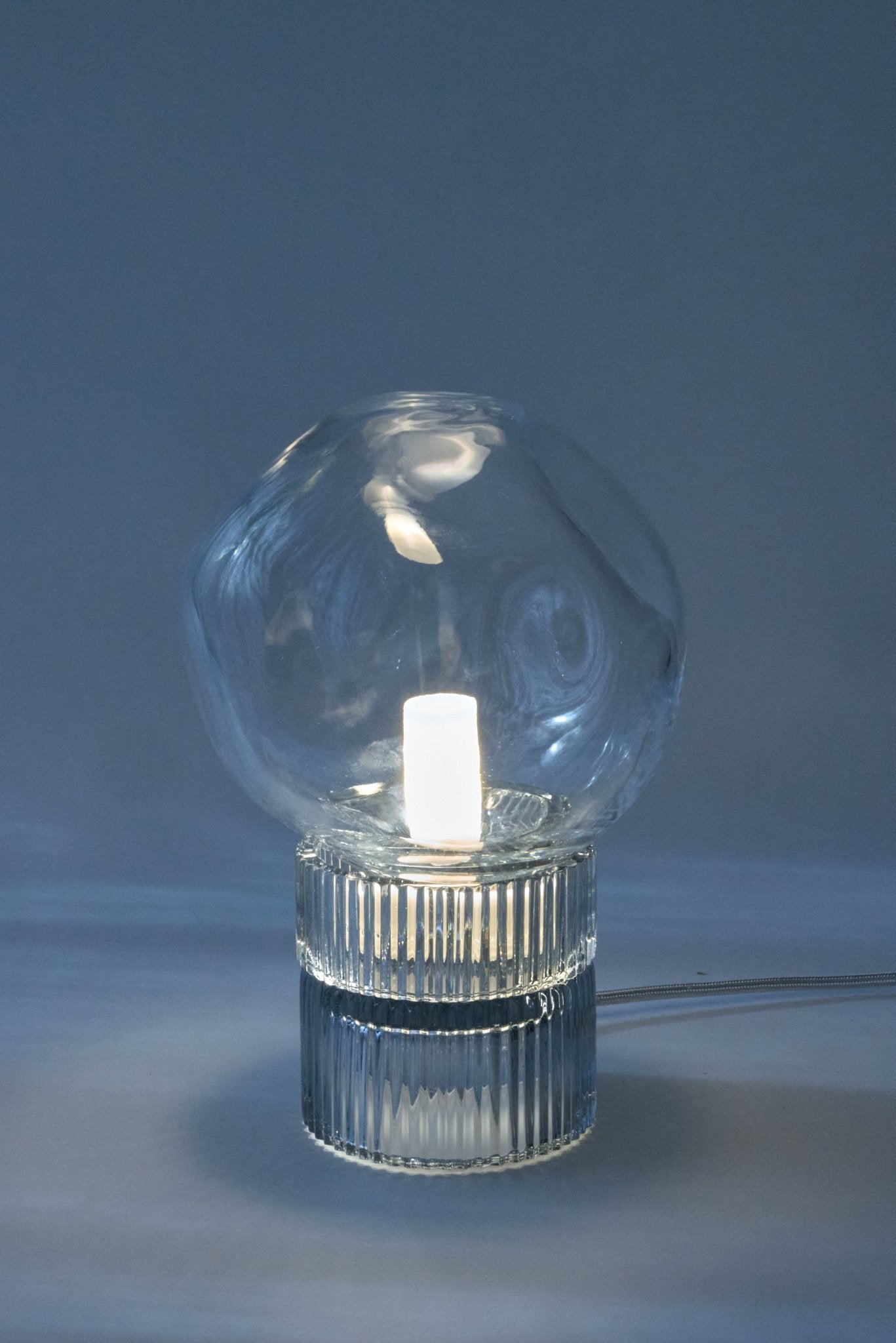 Lampe Tello en cristal soufflé et gravé à la main - STUDIO BOJOLA - La Maison MilanaiseTELLON - 4Gris et Rose