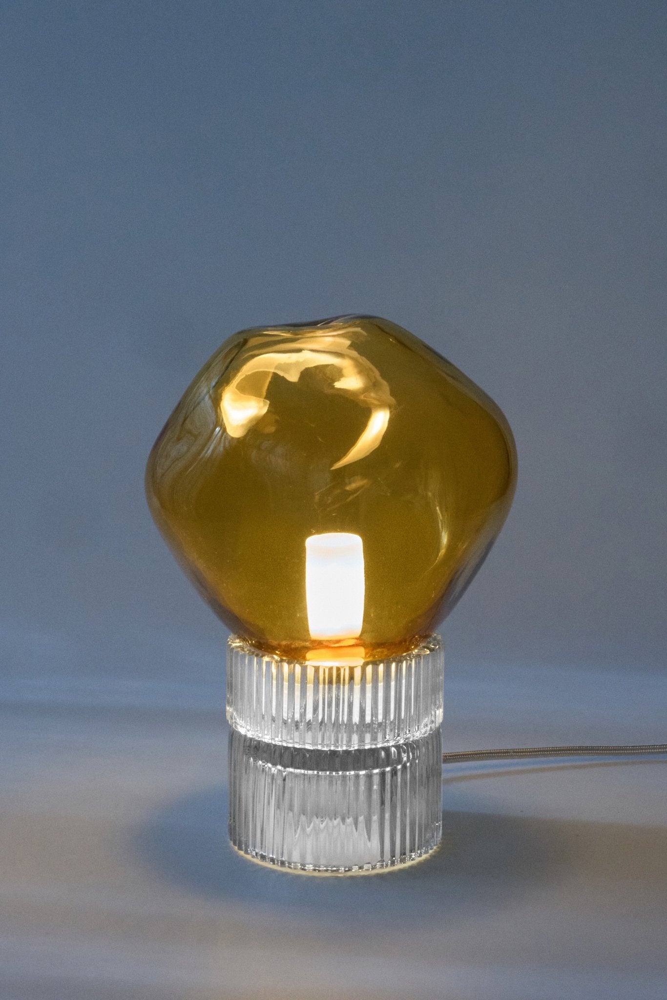 Lampe Tello en cristal soufflé et gravé à la main - STUDIO BOJOLA - La Maison MilanaiseTELLON - 7Blanc et Ambre