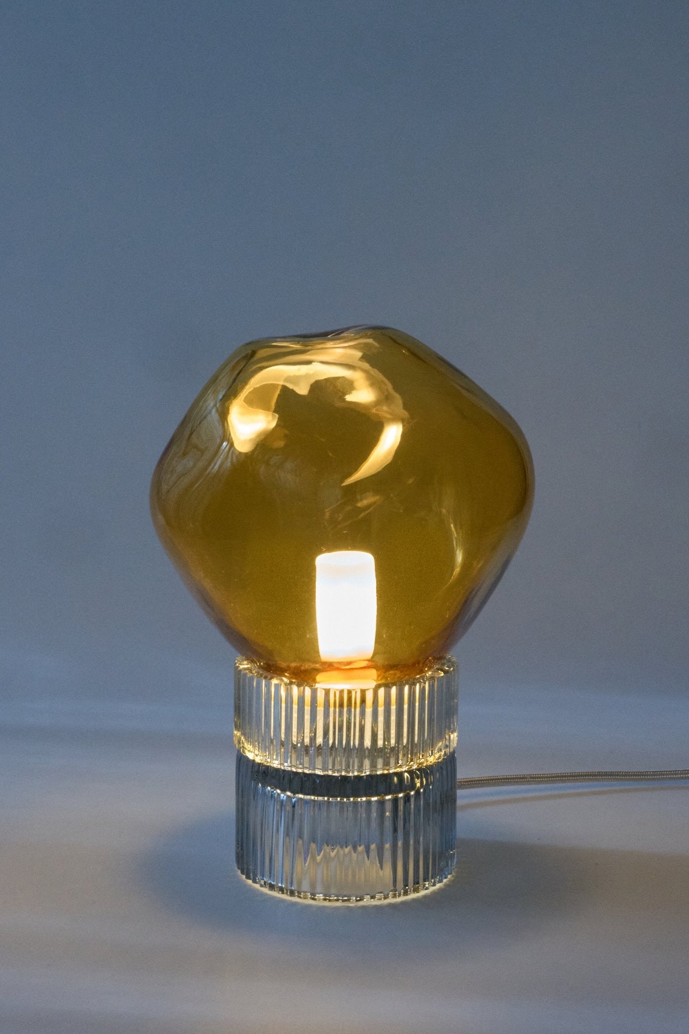 Lampe Tello en cristal soufflé et gravé à la main - STUDIO BOJOLA - La Maison MilanaiseTELLON - 5Gris et Ambre