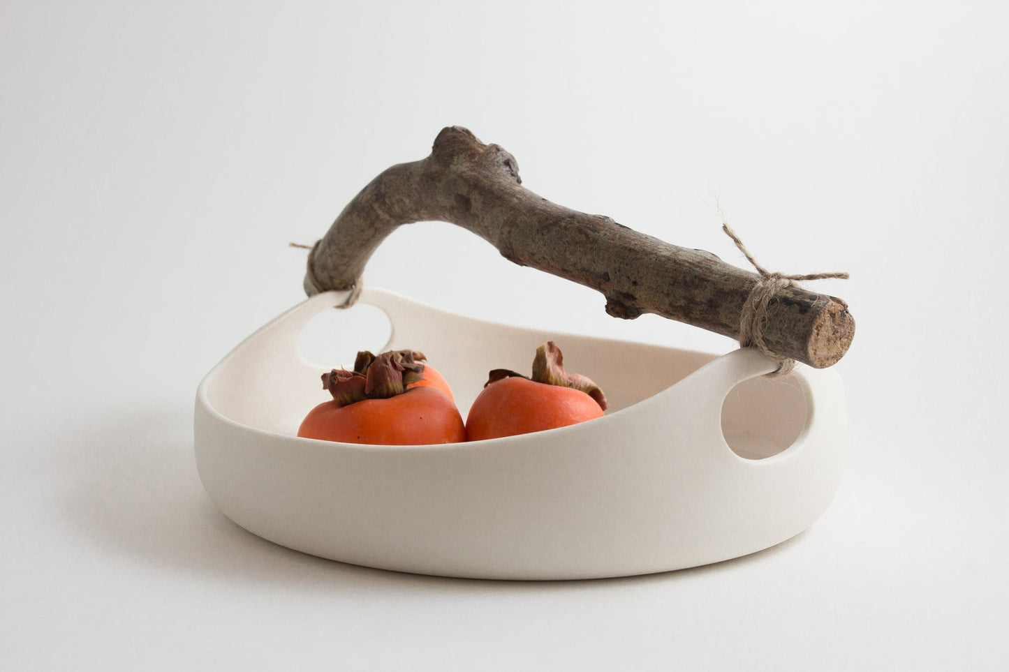 Plat en porcelaine blanche et bois - L'ATELIER BERANGERE CERAMIQUE - La Maison MilanaiseBN160