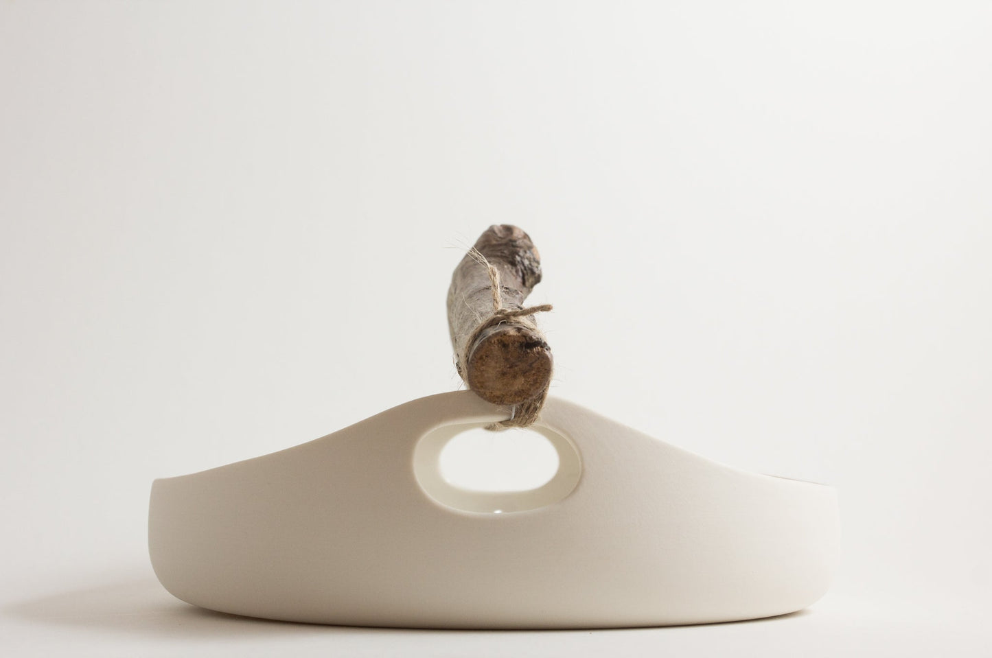 Plat en porcelaine blanche et bois - L'ATELIER BERANGERE CERAMIQUE - La Maison MilanaiseBN160